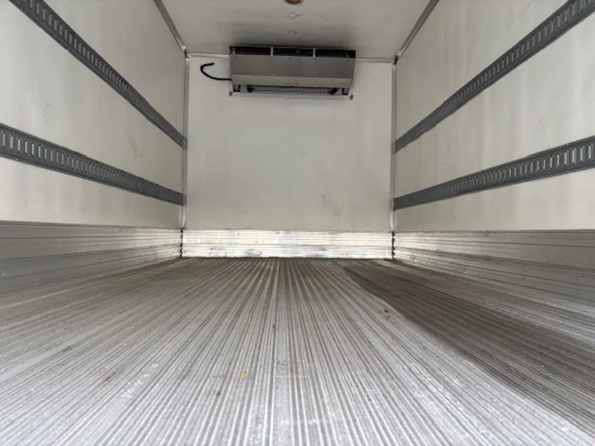 2018 Isuzu NPR-HD - image 4 of 6