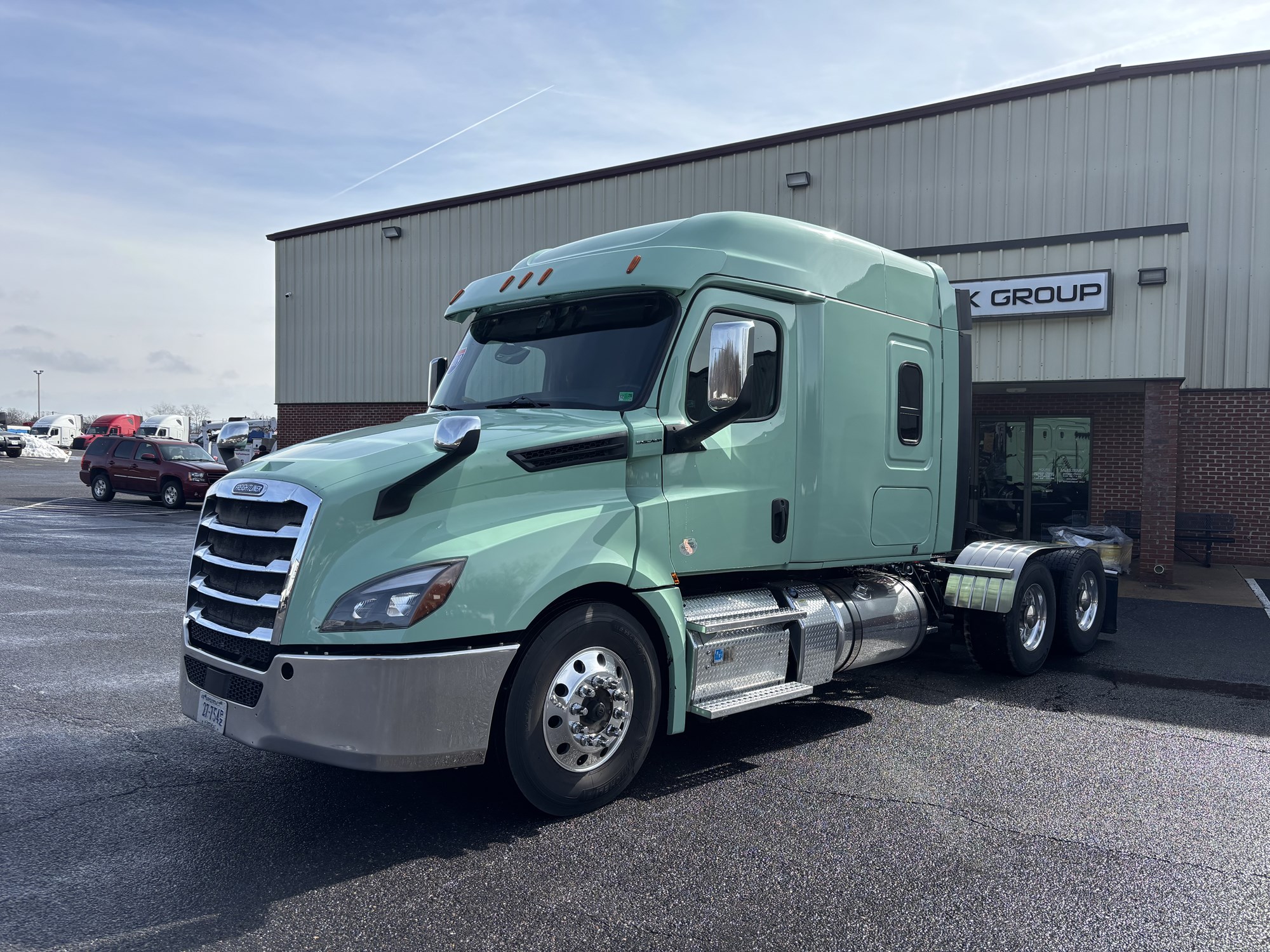2019 FREIGHTLINER CASCADIA 126 - image 1 of 6