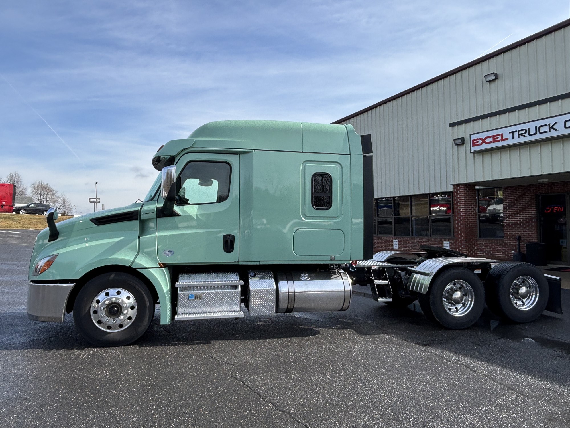 2019 Freightliner Cascadia - image 2