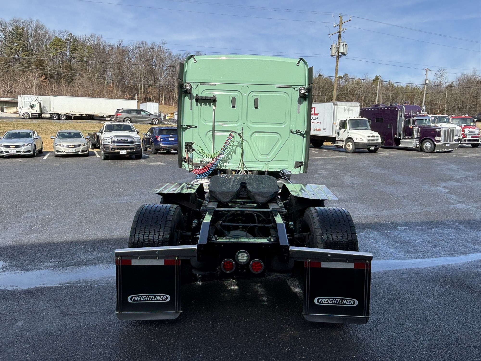 2019 Freightliner Cascadia - image 3