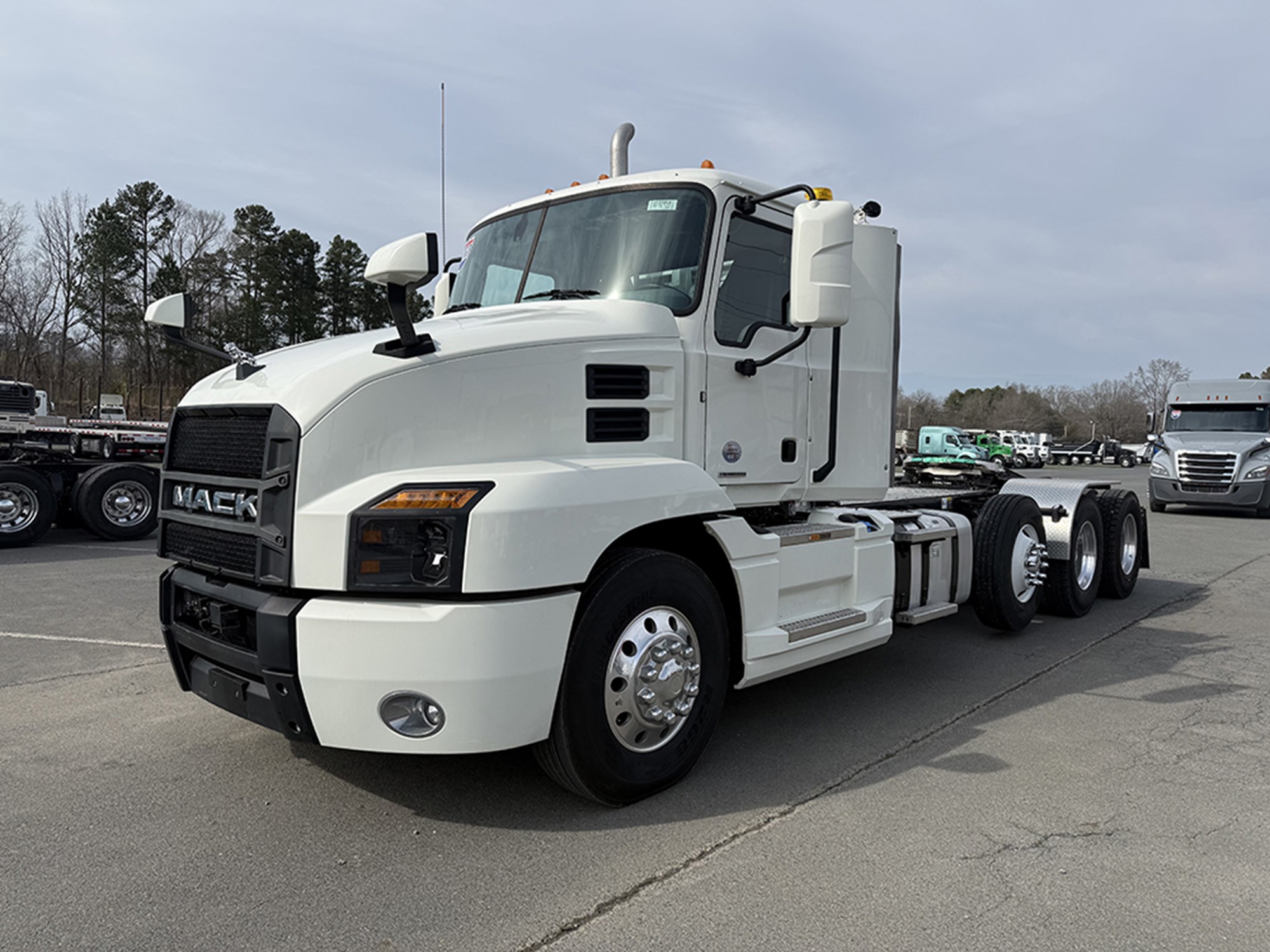 2020 Mack Anthem - image 1