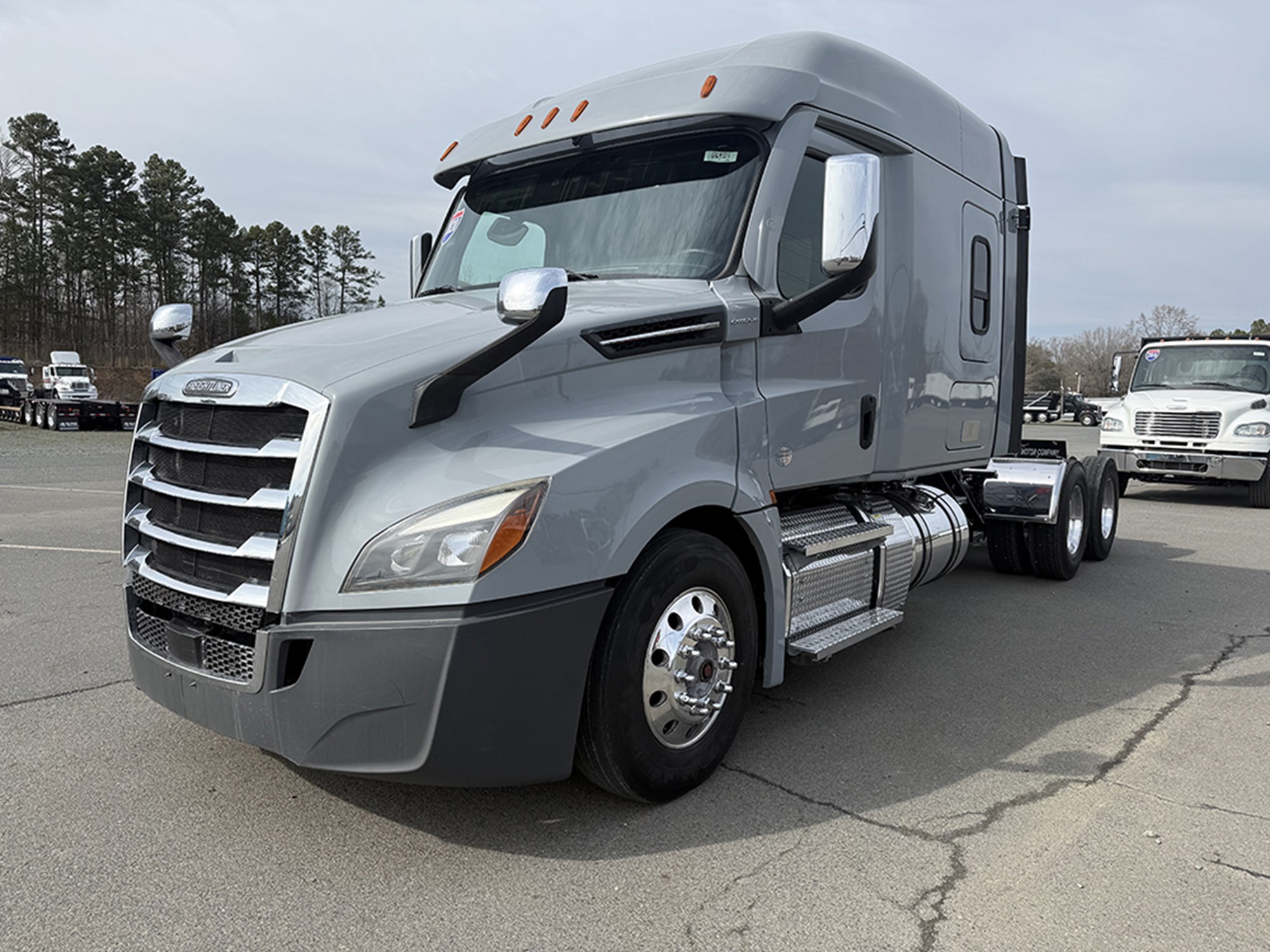 2020 Freightliner Cascadia 126 - image 1 of 6