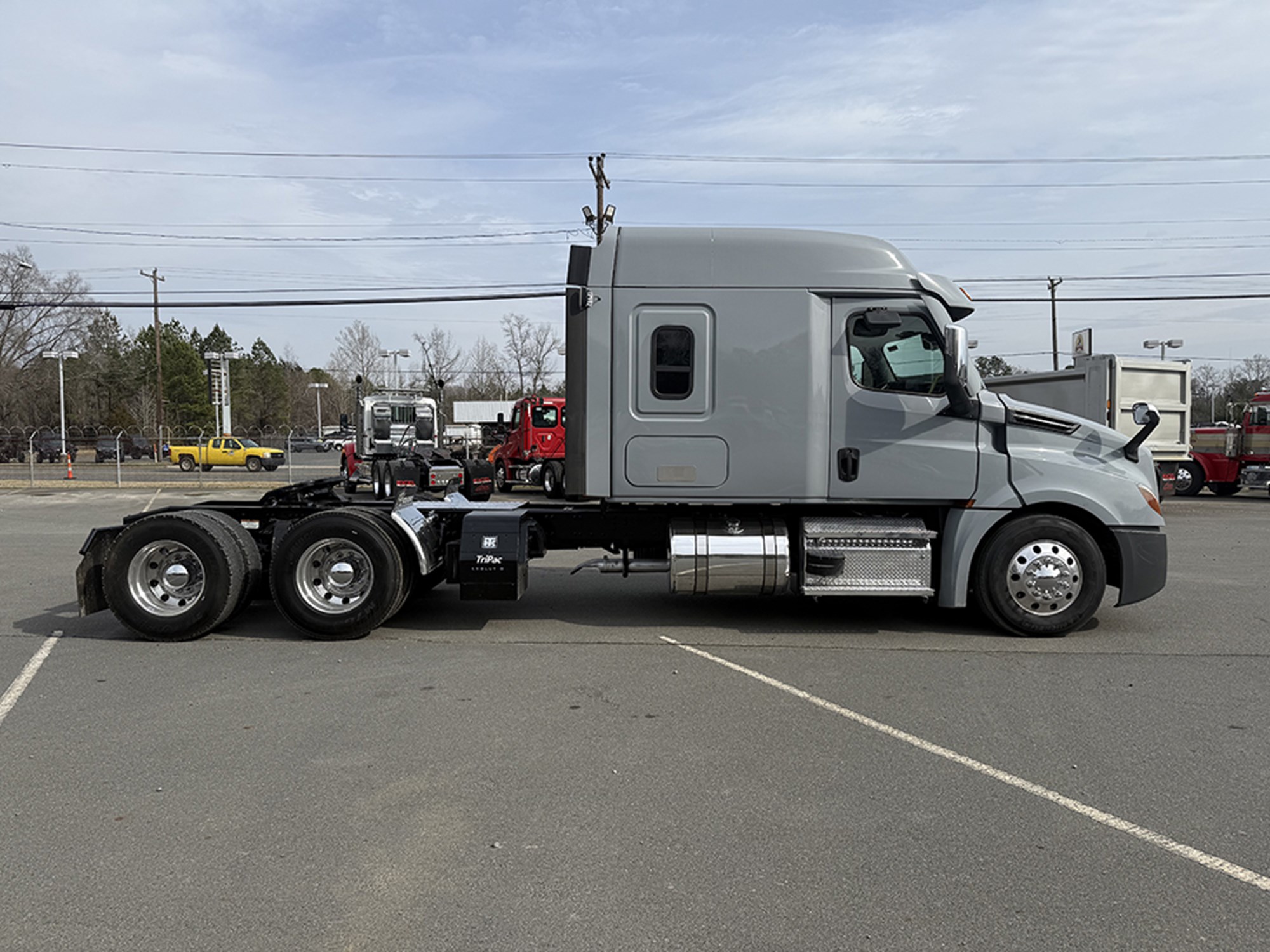 2020 Freightliner Cascadia 126 - image 3 of 6