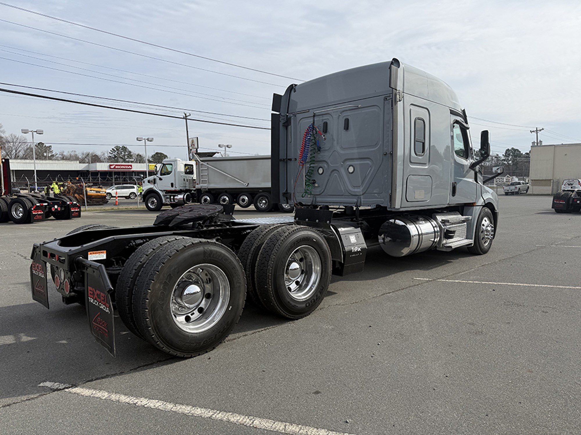 2020 Freightliner Cascadia 126 - image 4 of 6