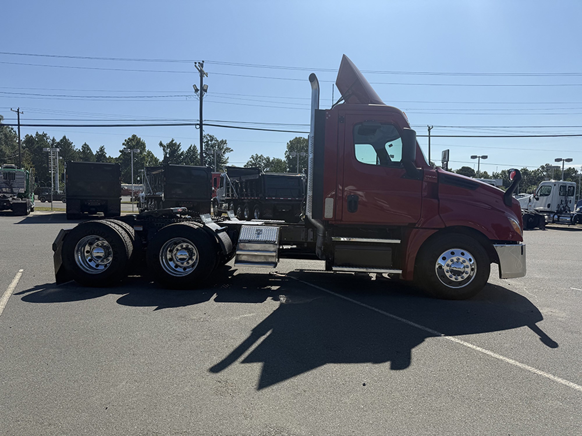 2021 Freightliner Cascadia - image 3