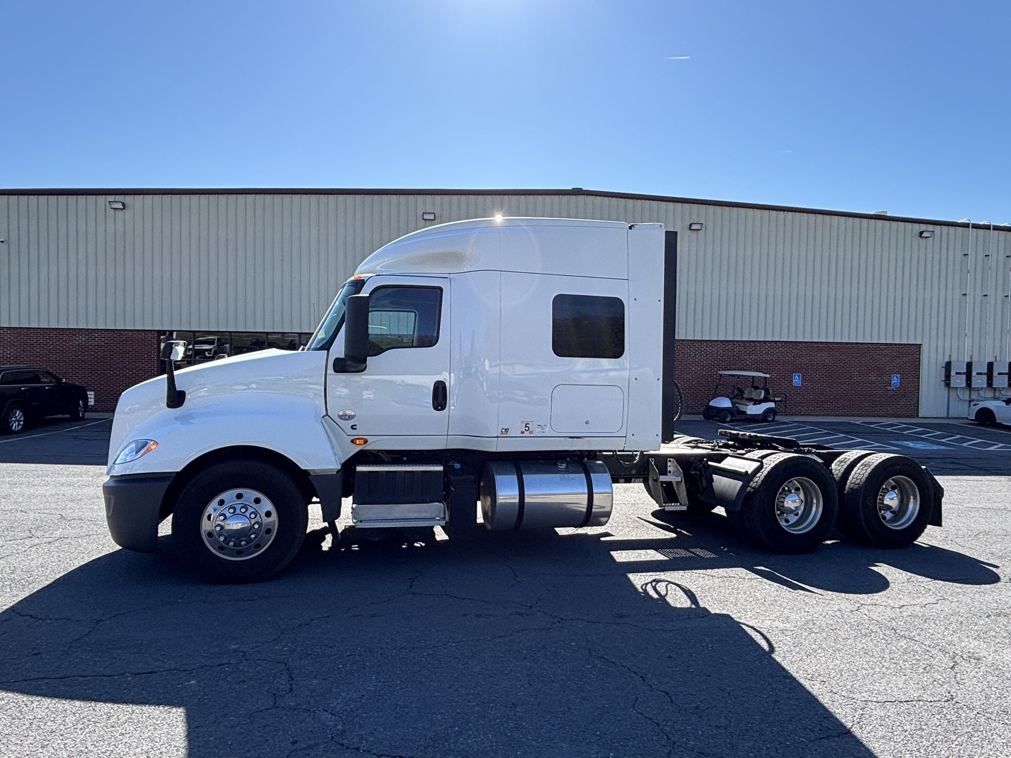 2020 INTERNATIONAL LT625 - image 2 of 6