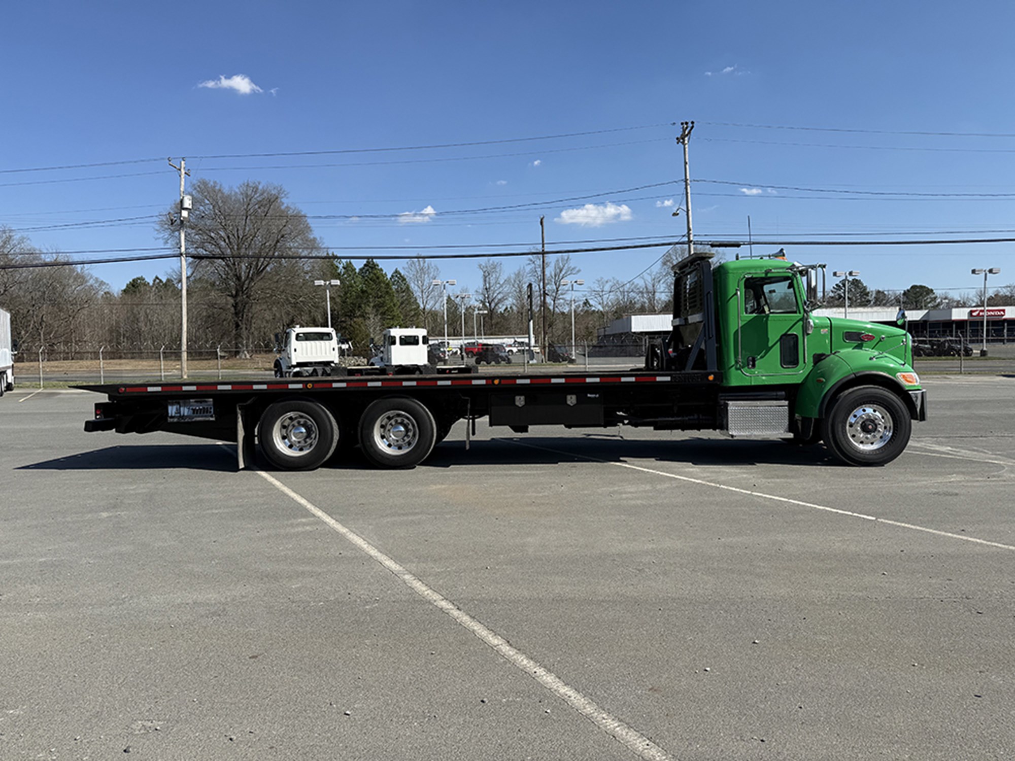 2018 Peterbilt 348 - image 3 of 6
