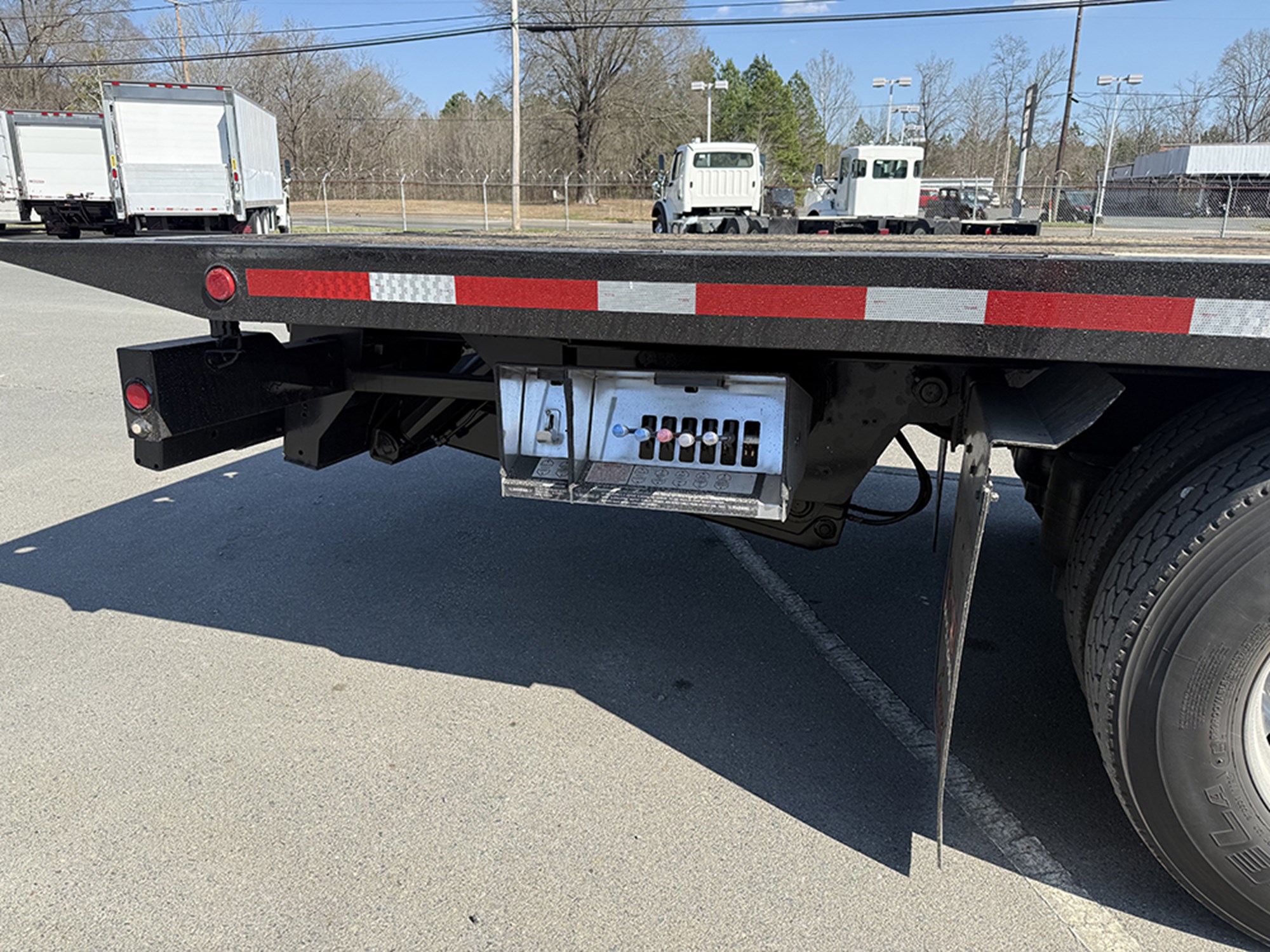 2018 Peterbilt 348 - image 4 of 6