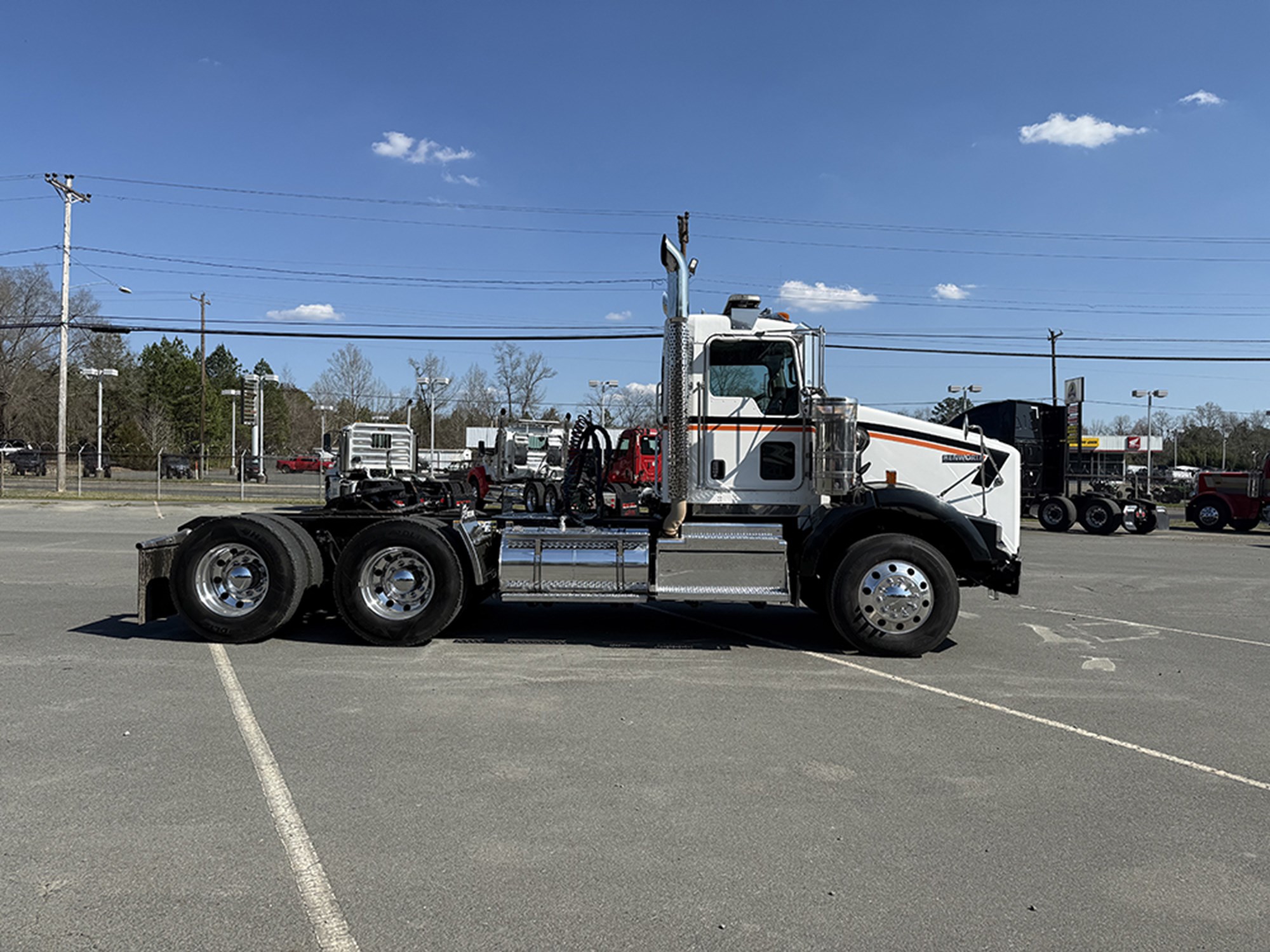 2019 Kenworth T8 Series - image 3 of 6
