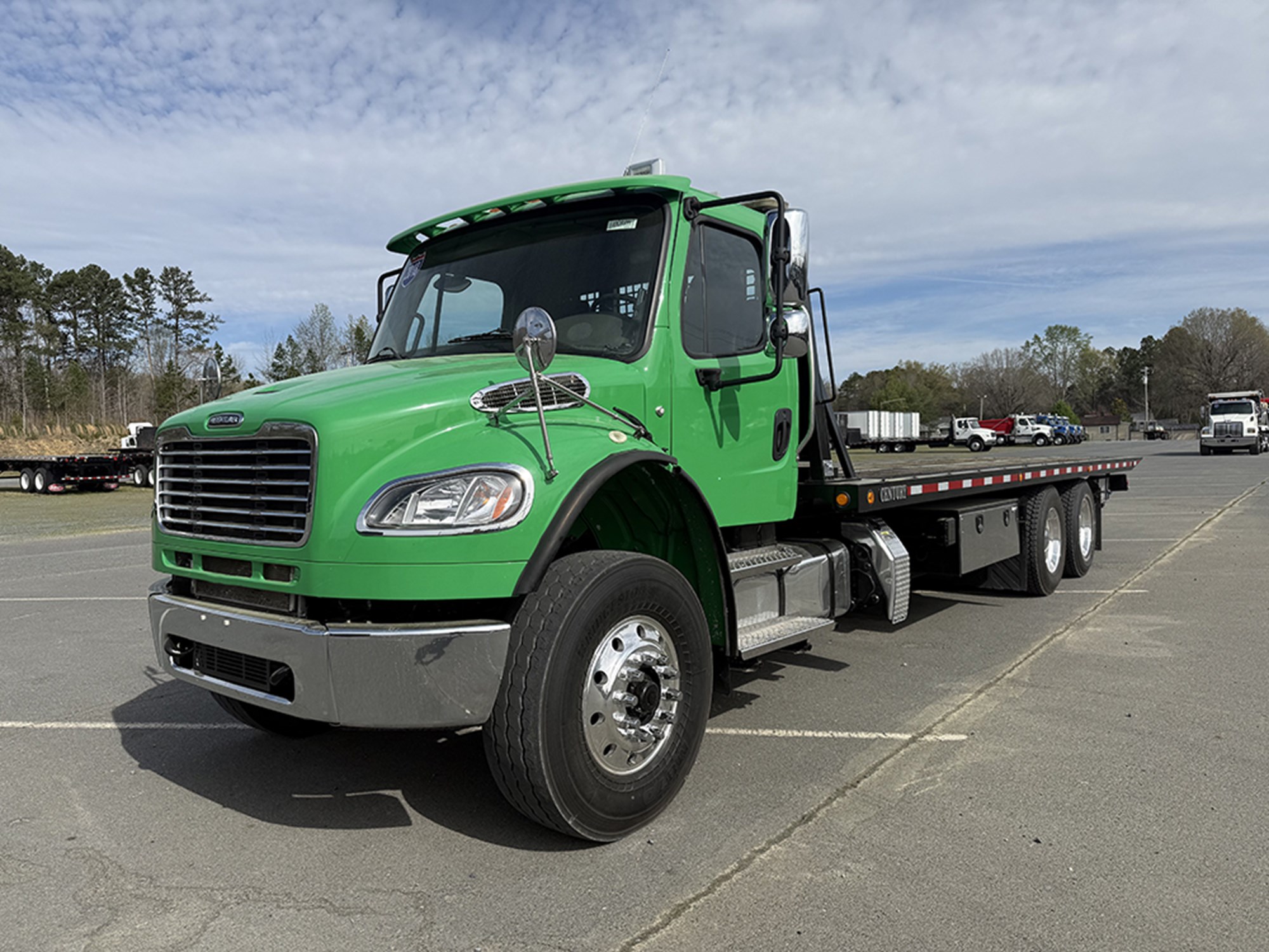 2018 Freightliner M2 106 - image 1
