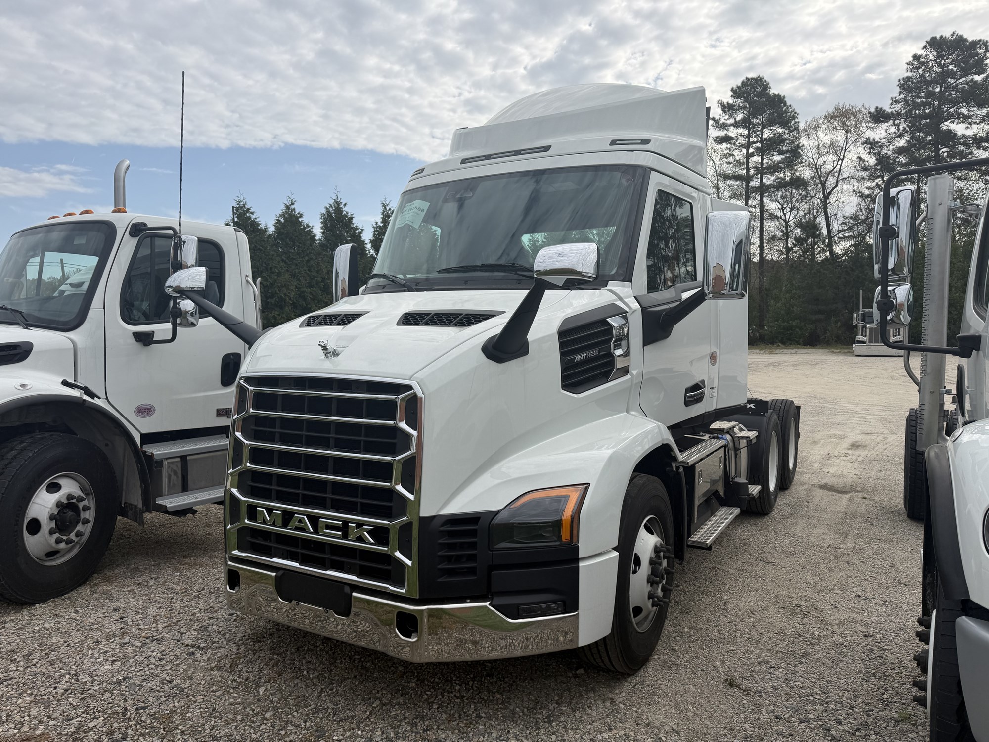 2027 Mack ANTHEM GEN2 64T - image 1 of 2