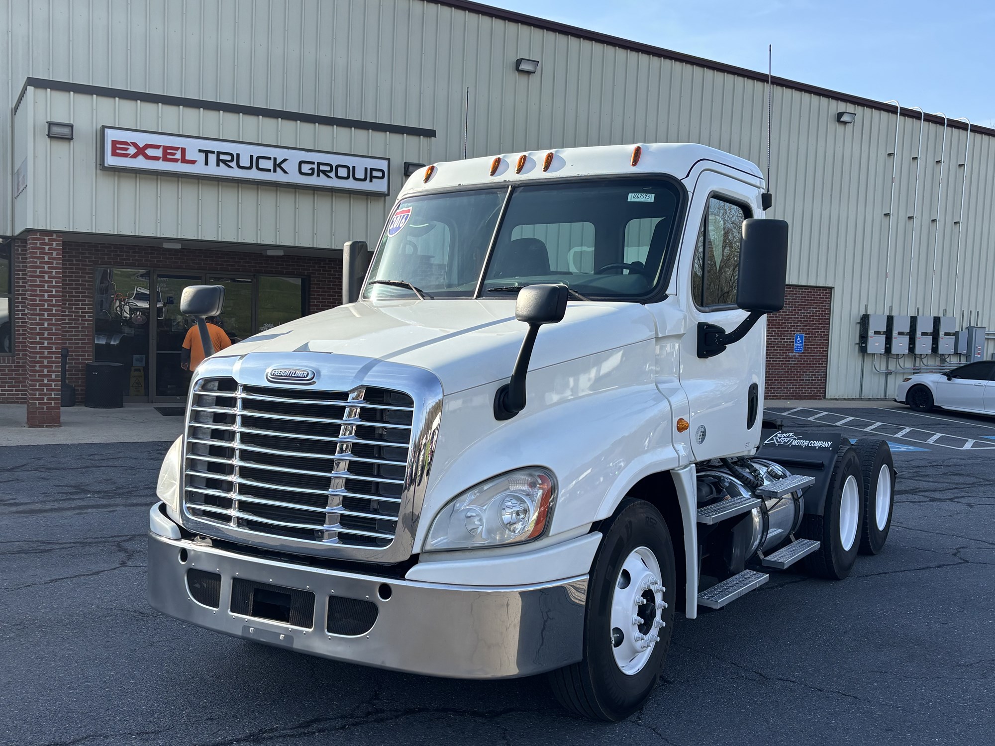 2016 Freightliner Cascadia 125 - image 1 of 6