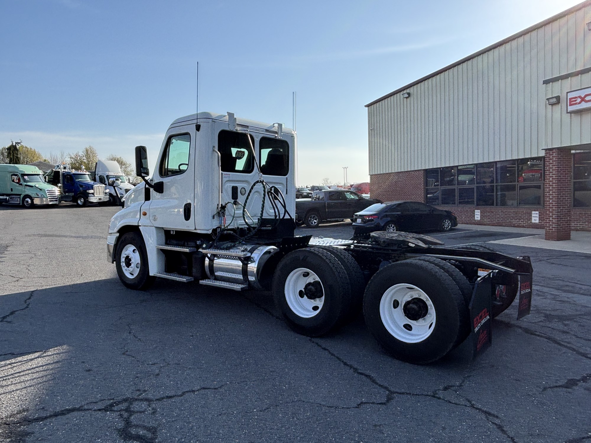 2016 Freightliner Cascadia 125 - image 3 of 6
