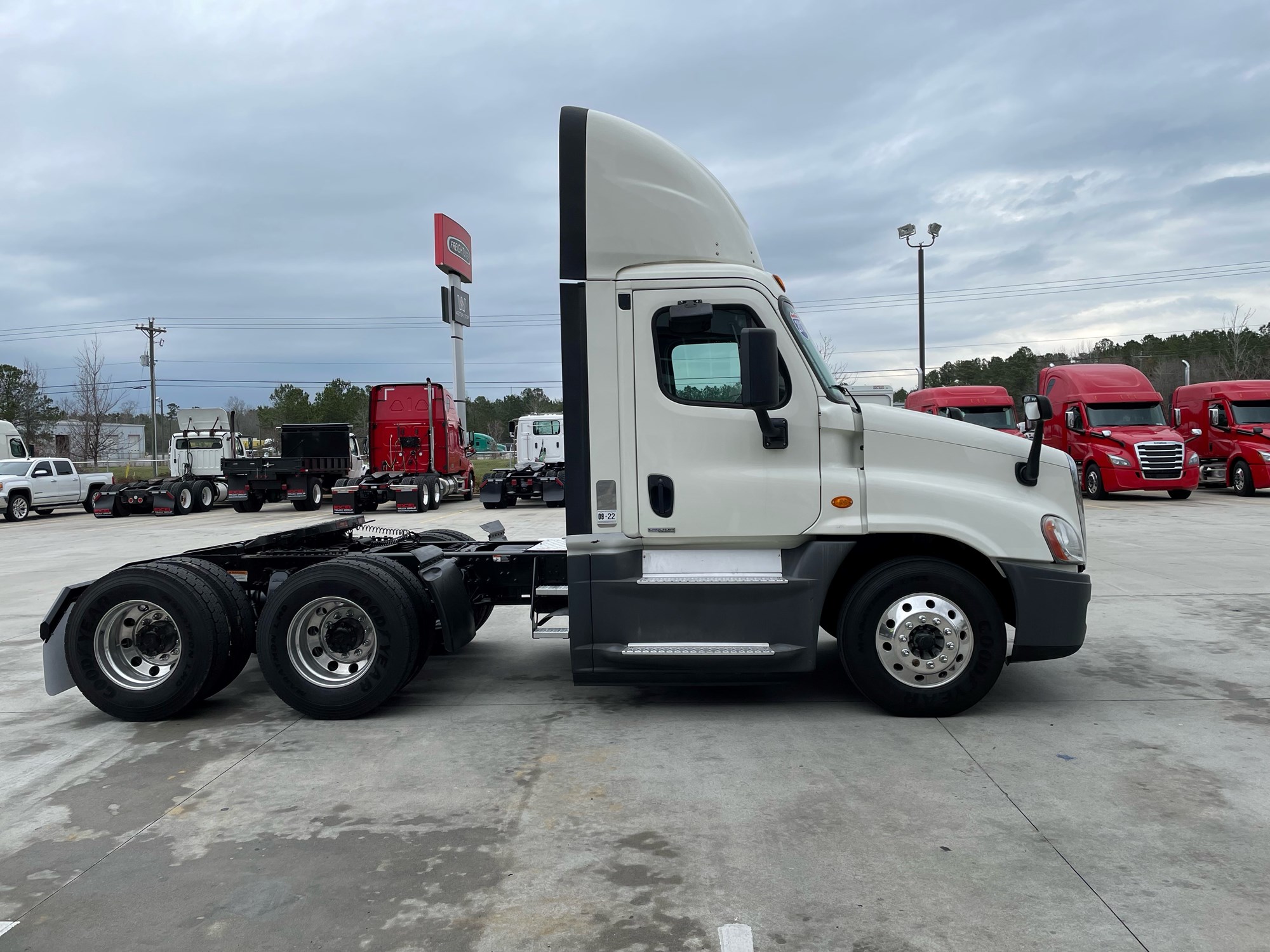 2018 Freightliner Cascadia 125 - image 3 of 6