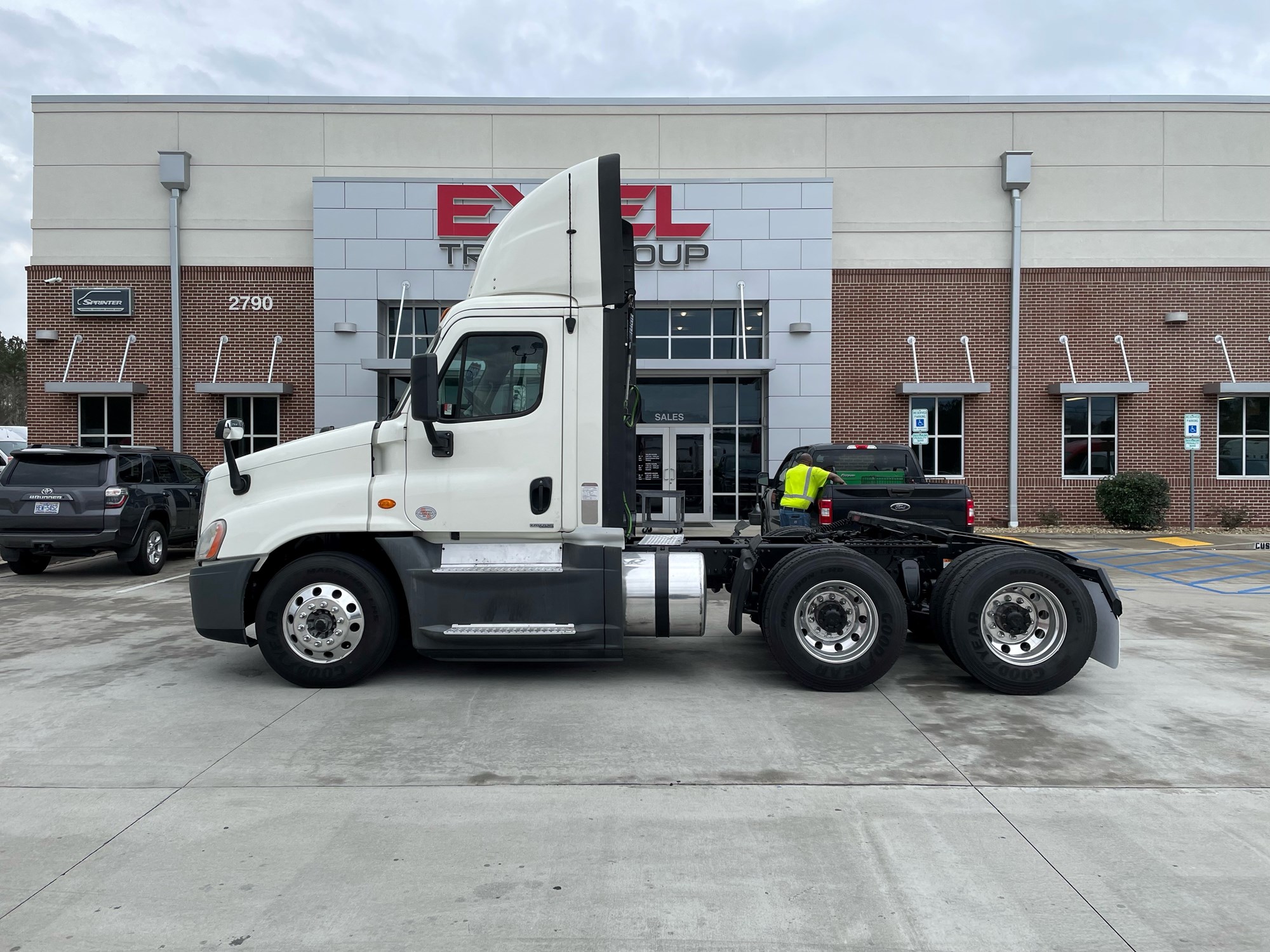 2018 Freightliner Cascadia 125 - image 5 of 6