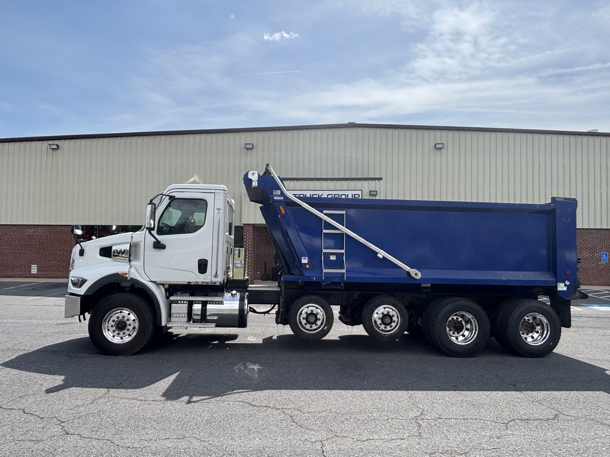 2024 Western Star 47X - image 2 of 6