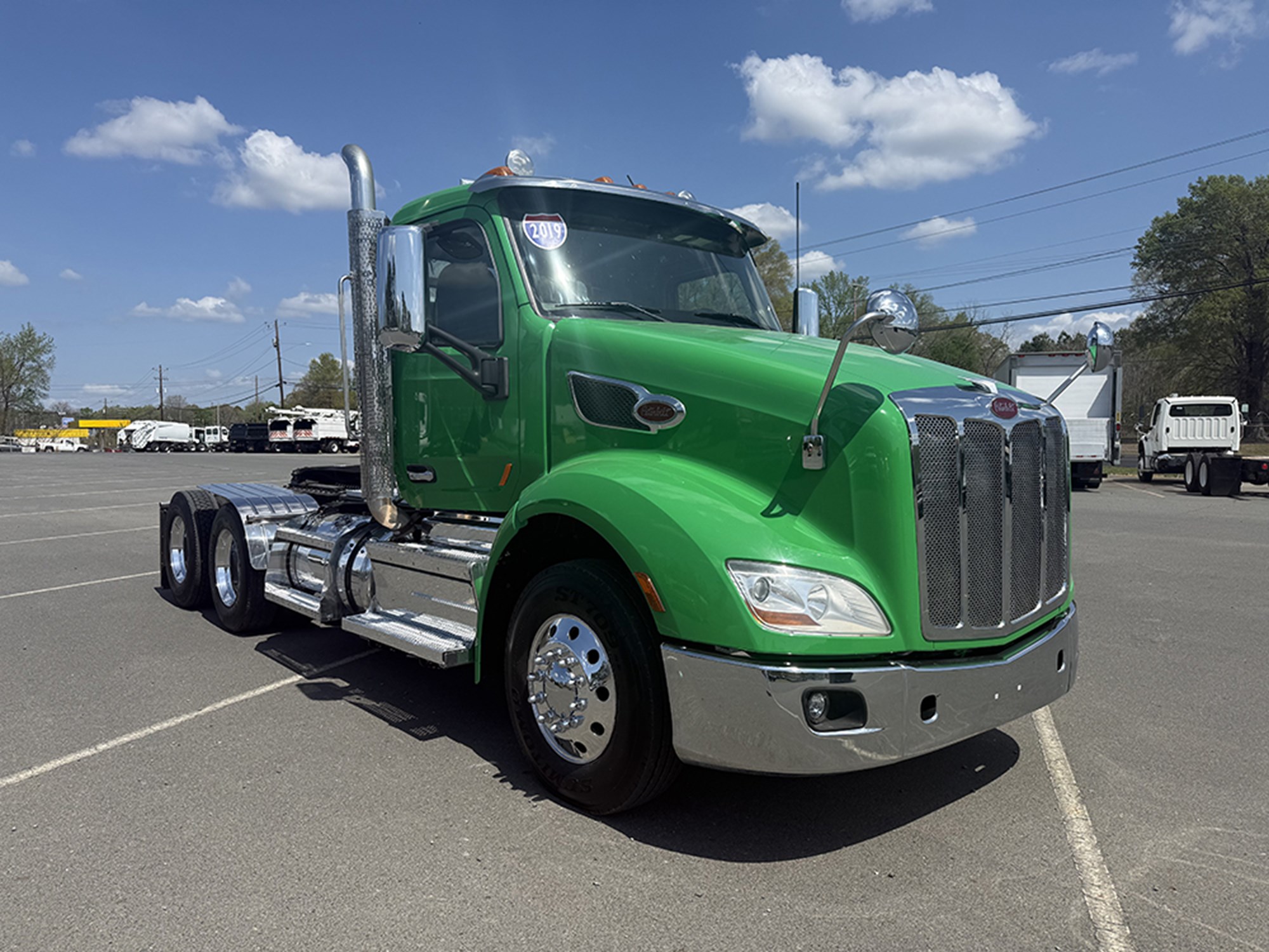 2019 Peterbilt 579 - image 2 of 6