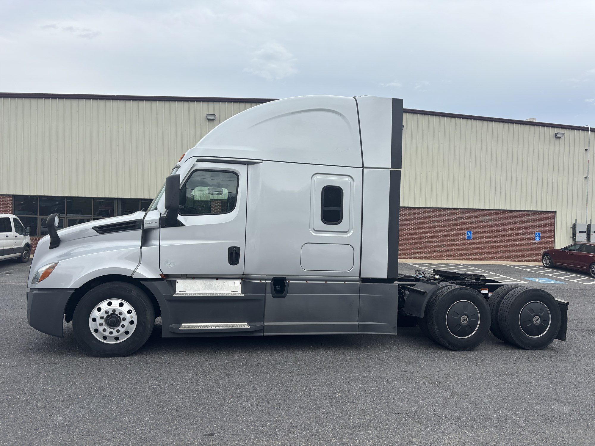 2022 Freightliner Cascadia 126 - image 2 of 6
