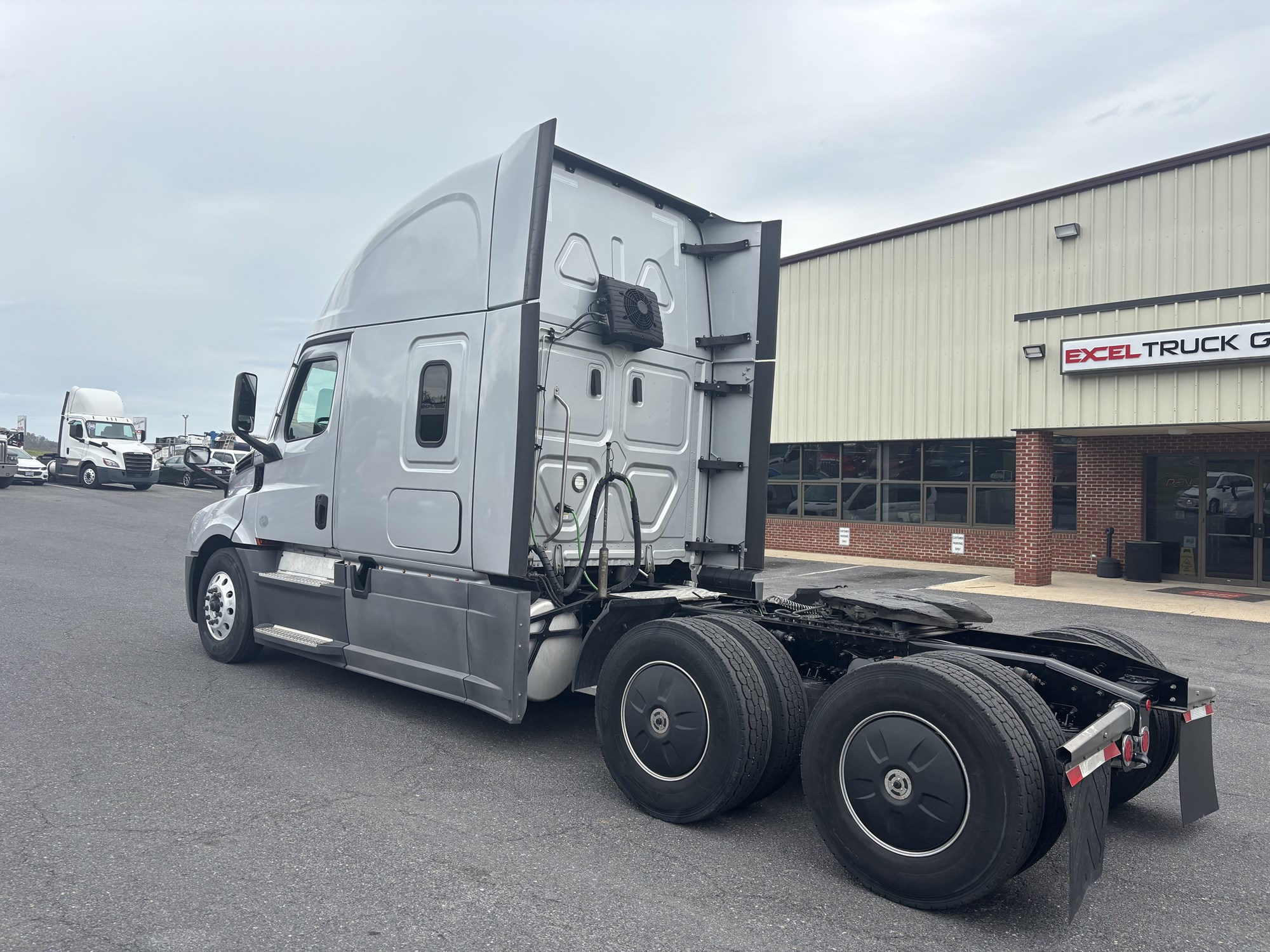 2022 Freightliner Cascadia 126 - image 3 of 6