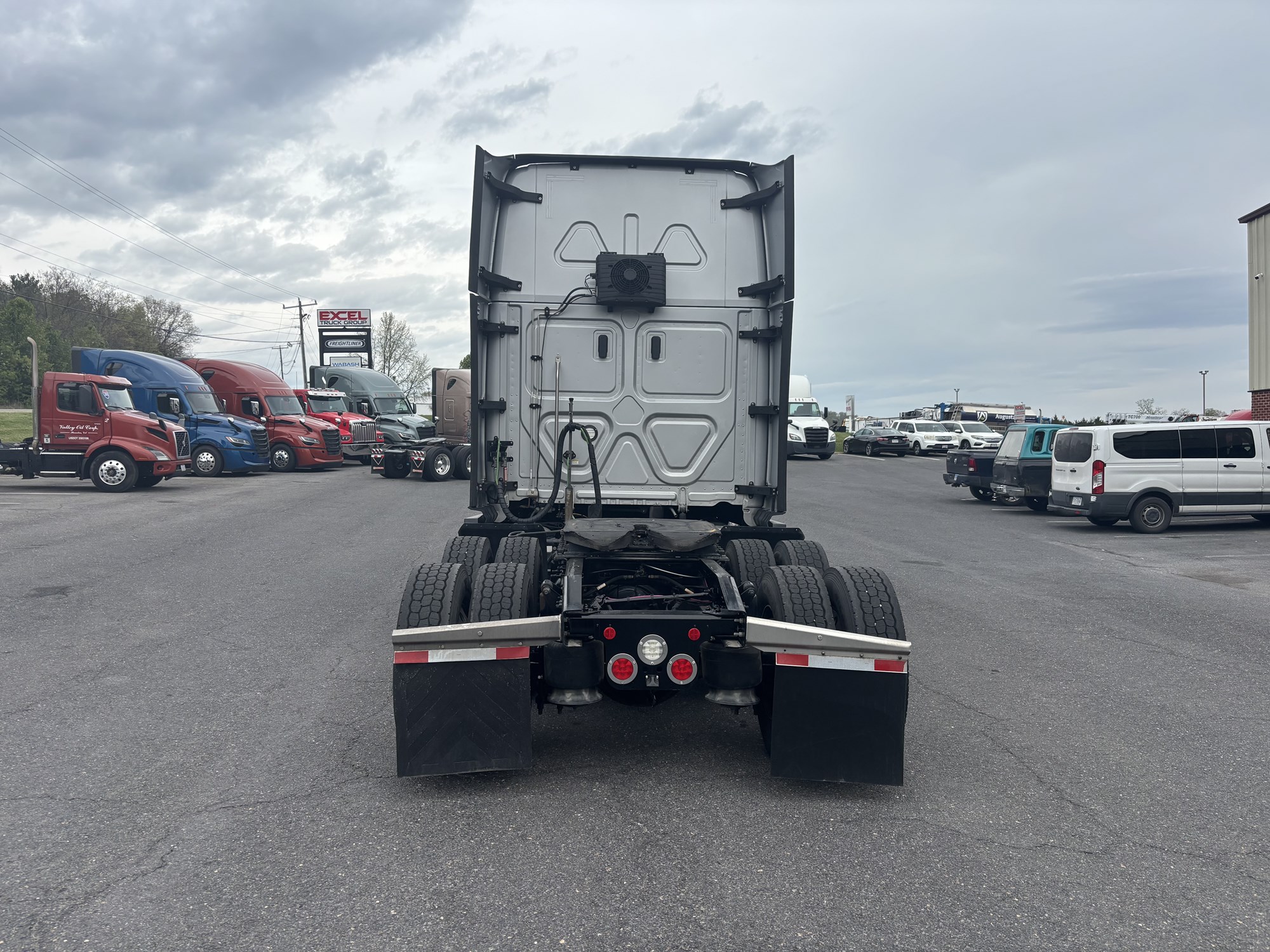 2022 Freightliner Cascadia 126 - image 4 of 6