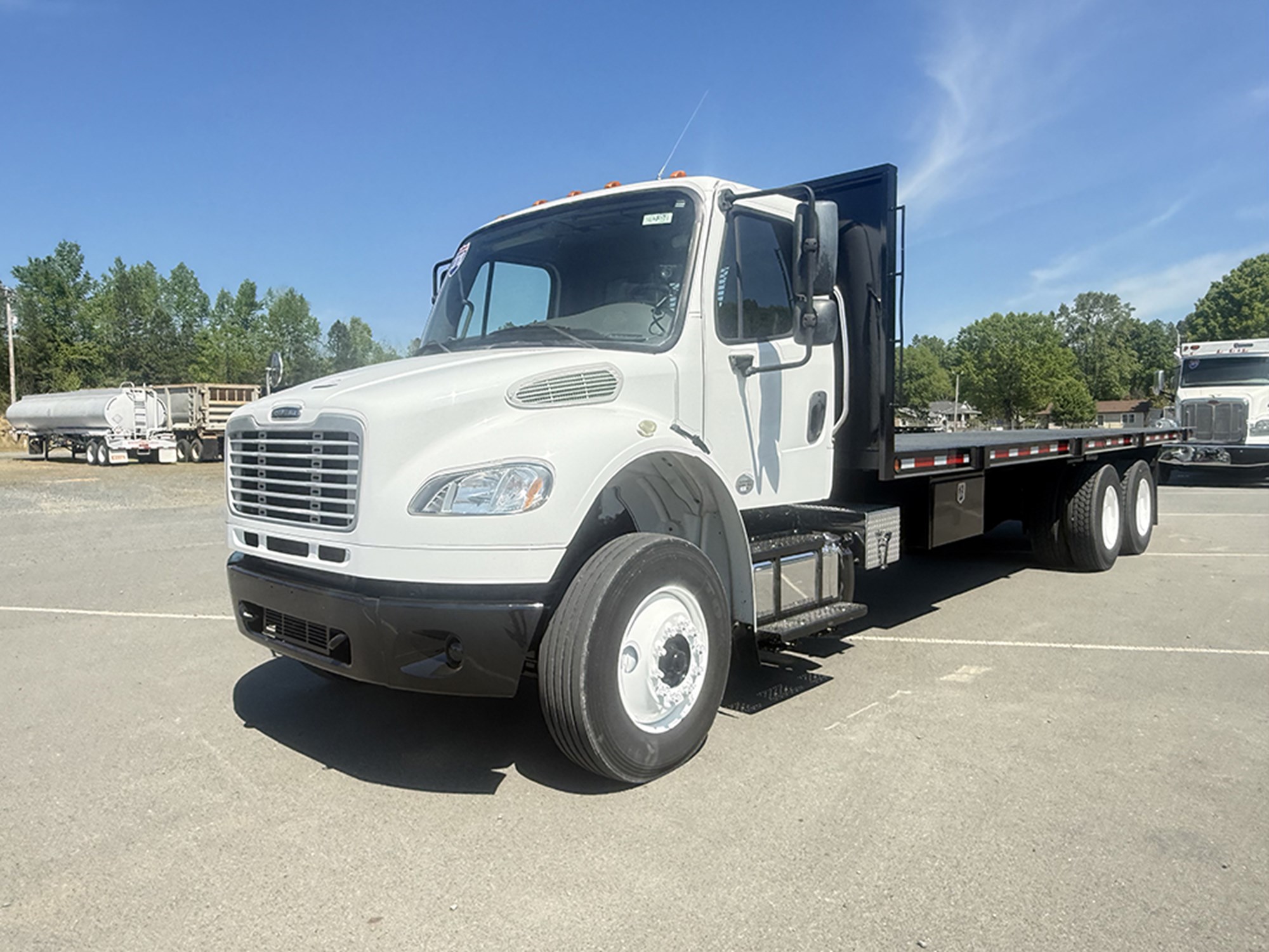 2018 Freightliner M2 106 - image 1 of 6