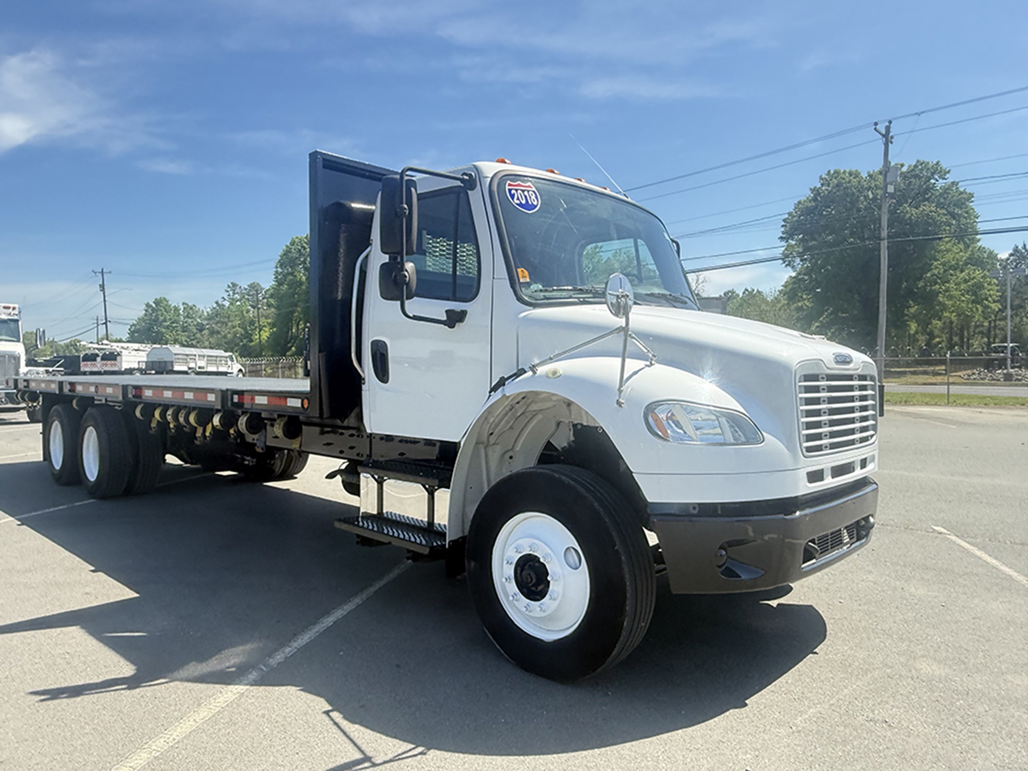 2018 Freightliner M2 106 - image 2 of 6