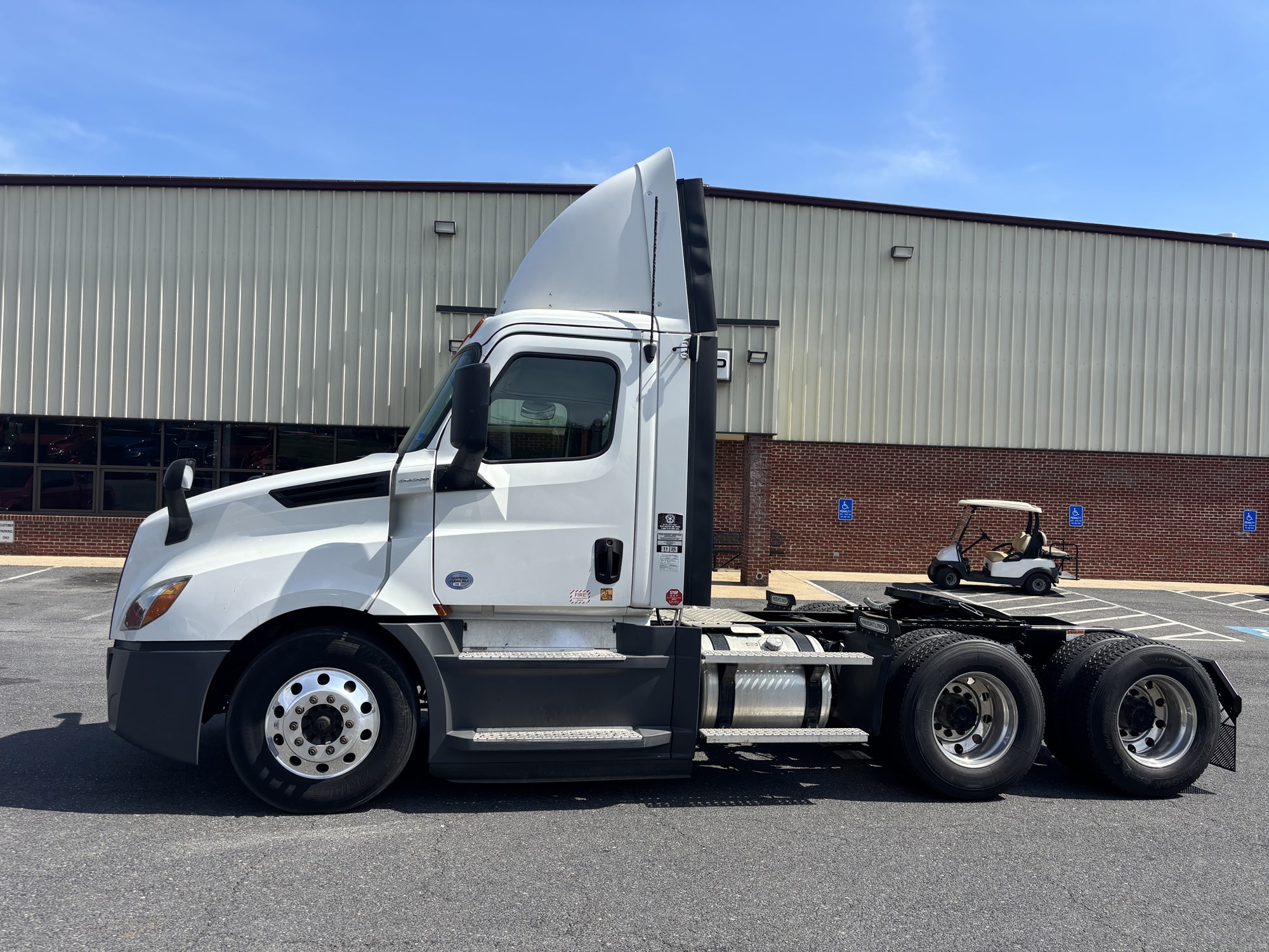 2020 Freightliner Cascadia 126 - image 2 of 6