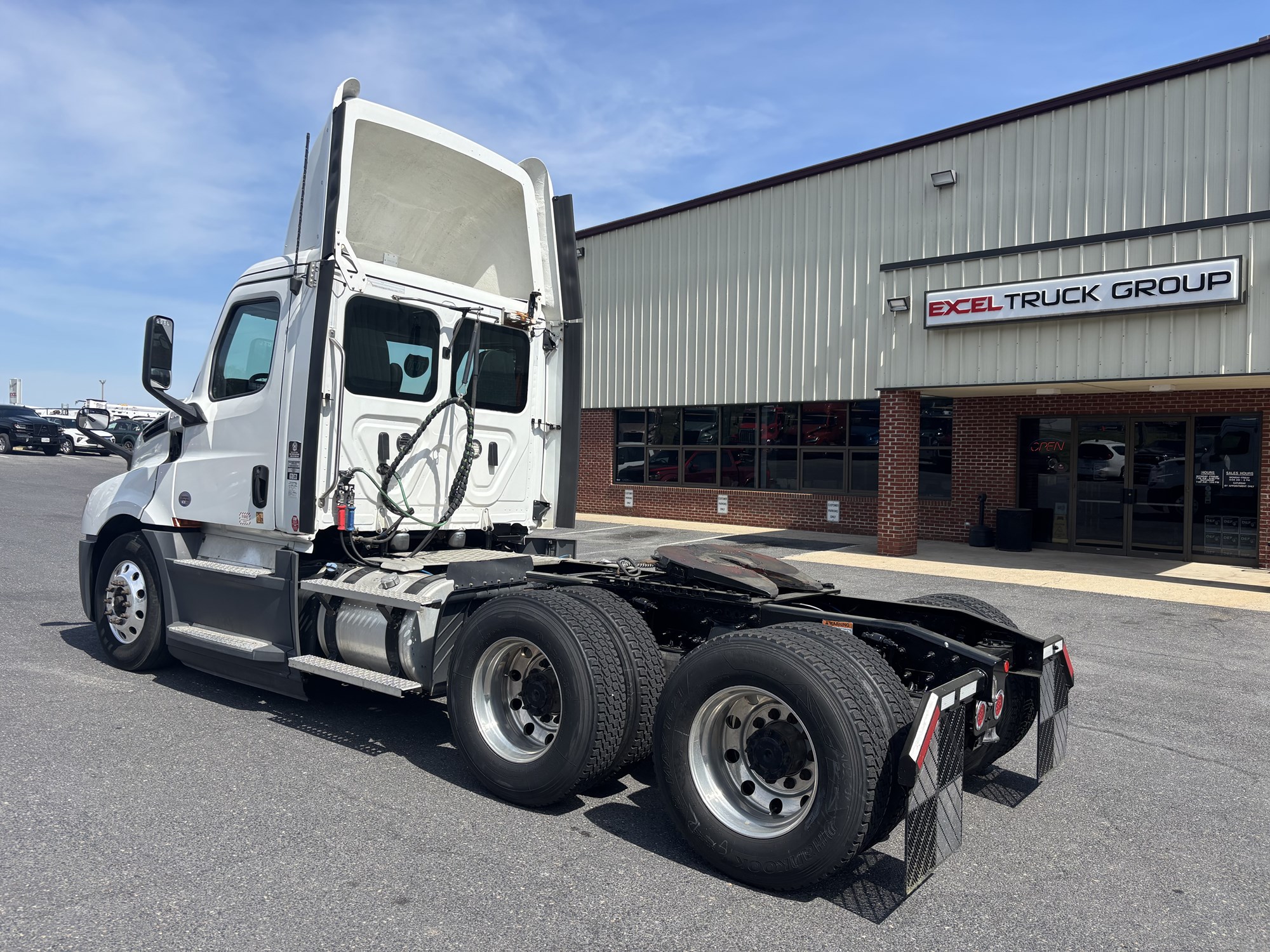 2020 Freightliner Cascadia 126 - image 3 of 6