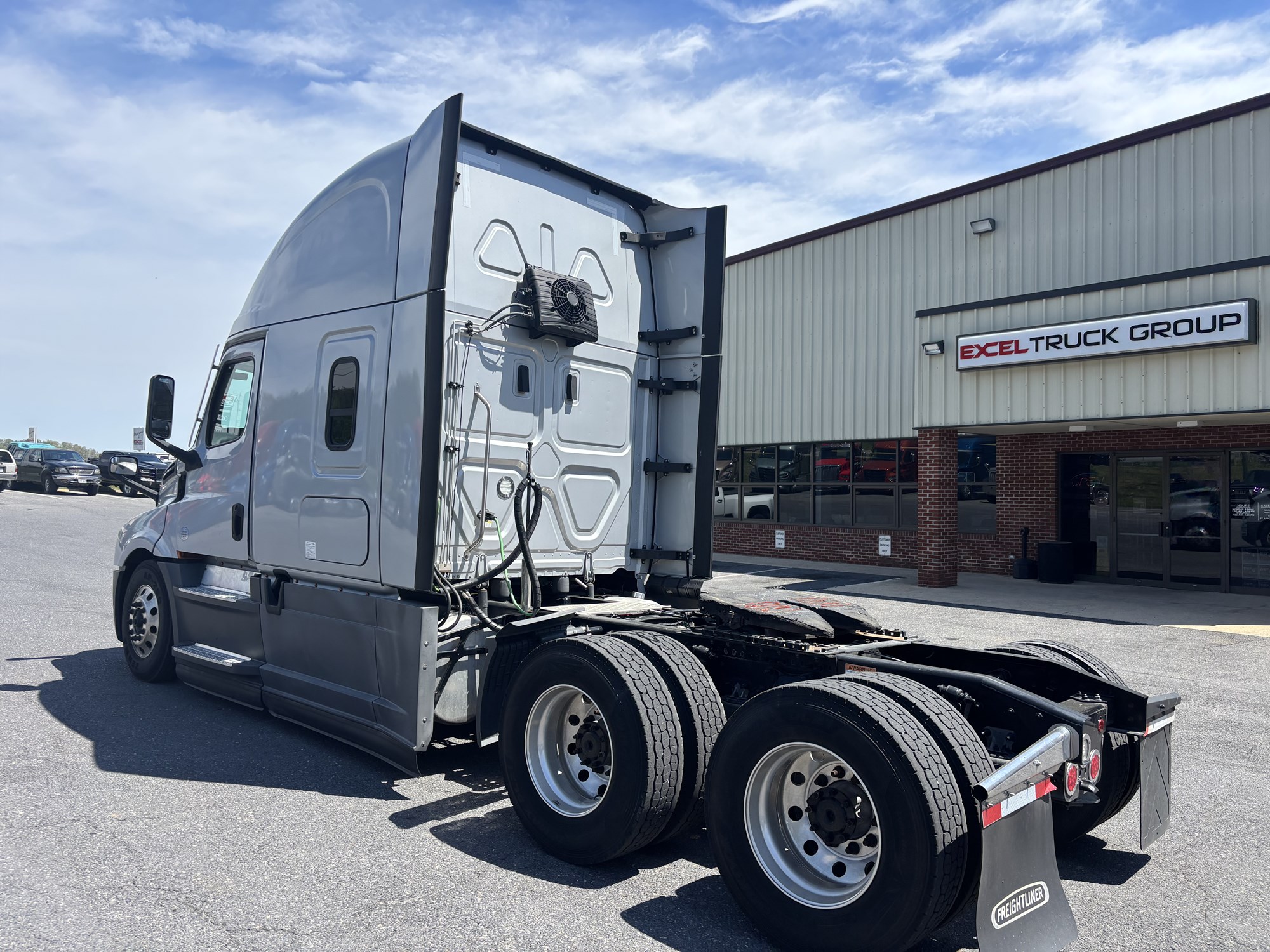 2022 Freightliner Cascadia 126 - image 2 of 6