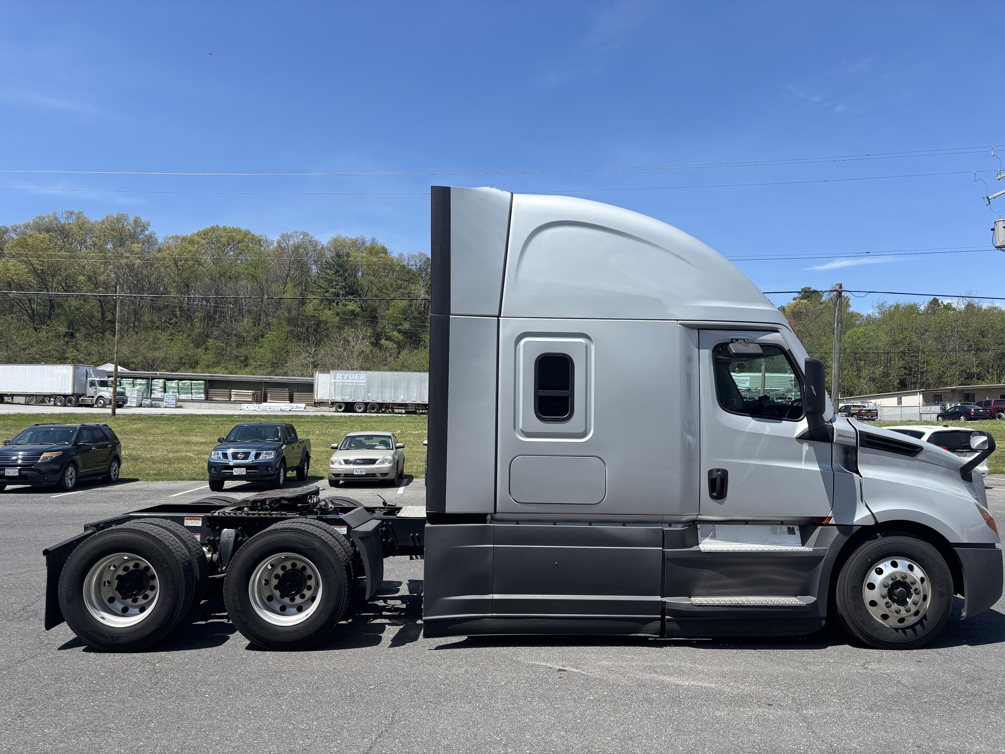 2022 Freightliner Cascadia 126 - image 4 of 6