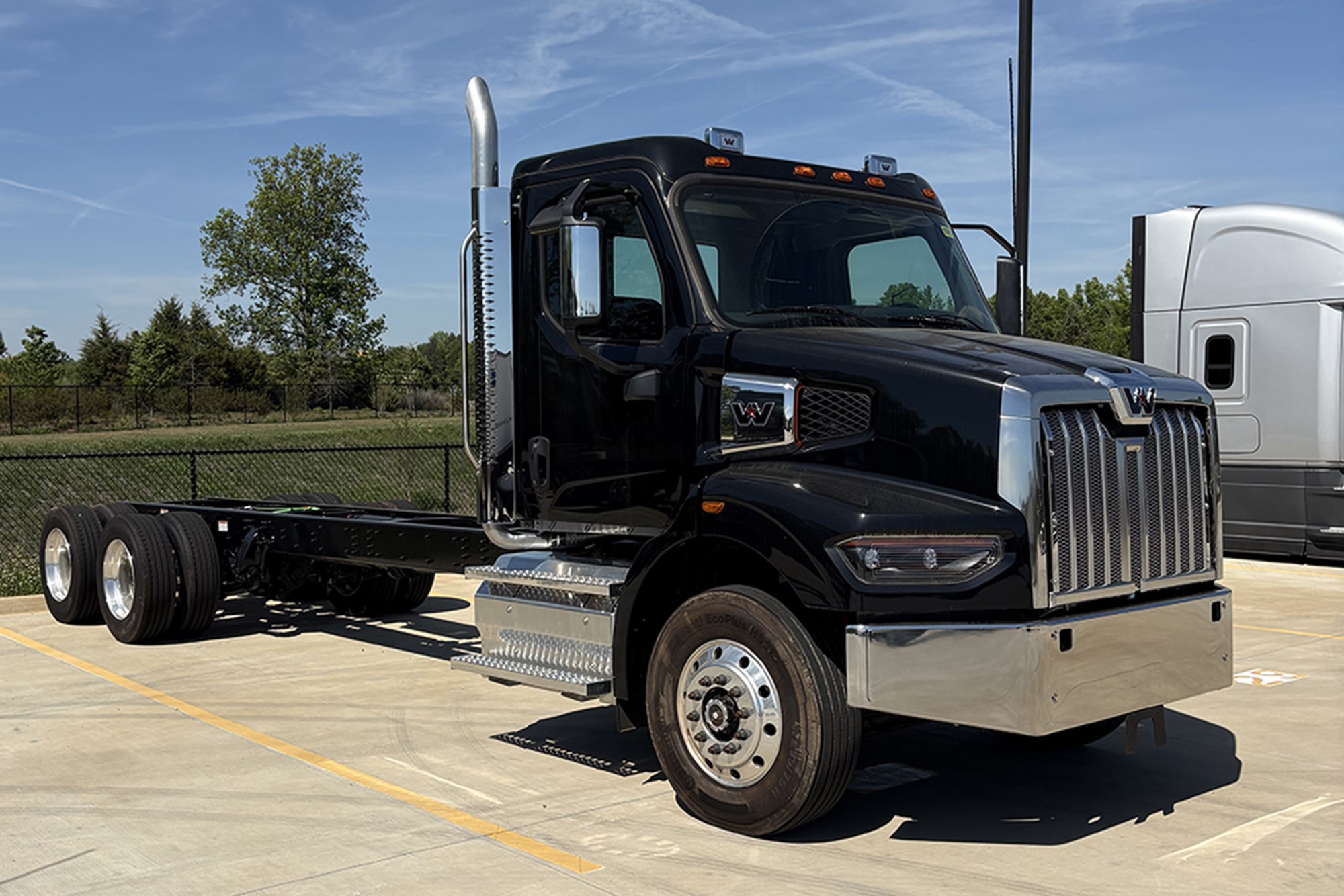 2025 Western Star 47X - image 2 of 6