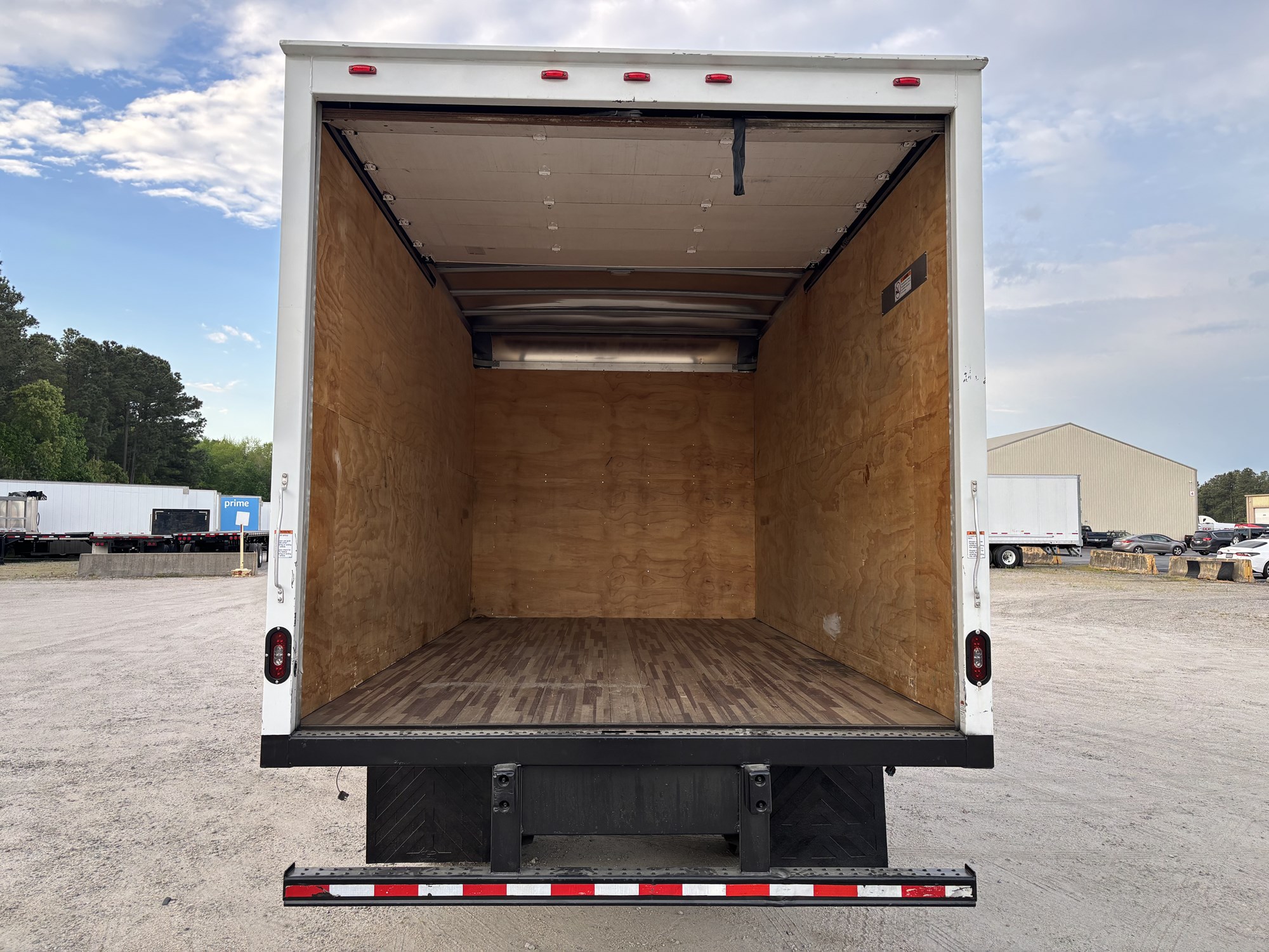 2018 Isuzu NPR/NPR-HD - image 5 of 6