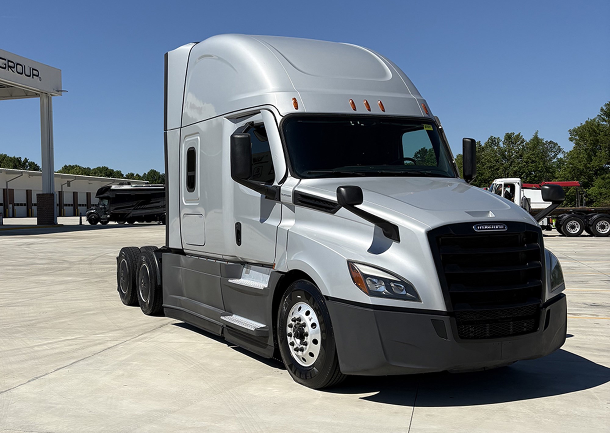 2023 Freightliner Cascadia 126 - image 2 of 6