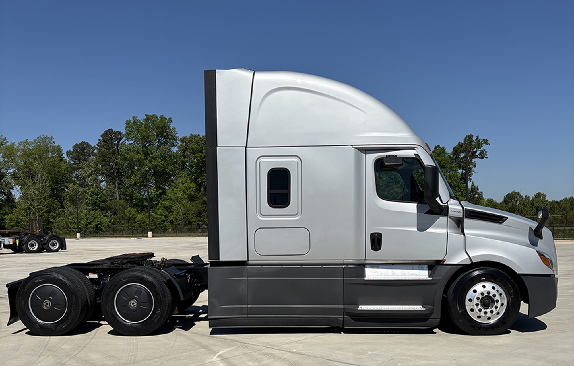 2023 Freightliner Cascadia 126 - image 3 of 6