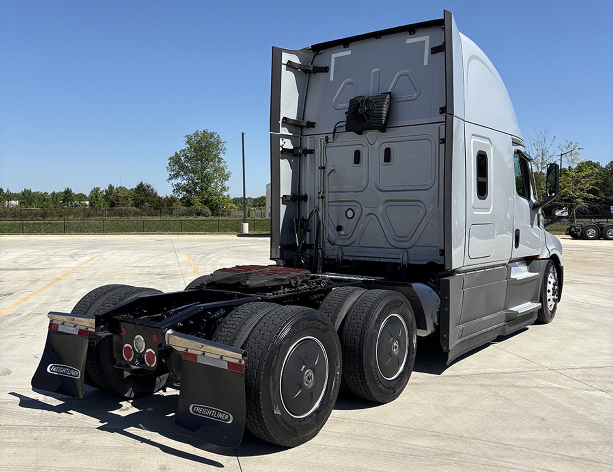 2023 Freightliner Cascadia 126 - image 4 of 6