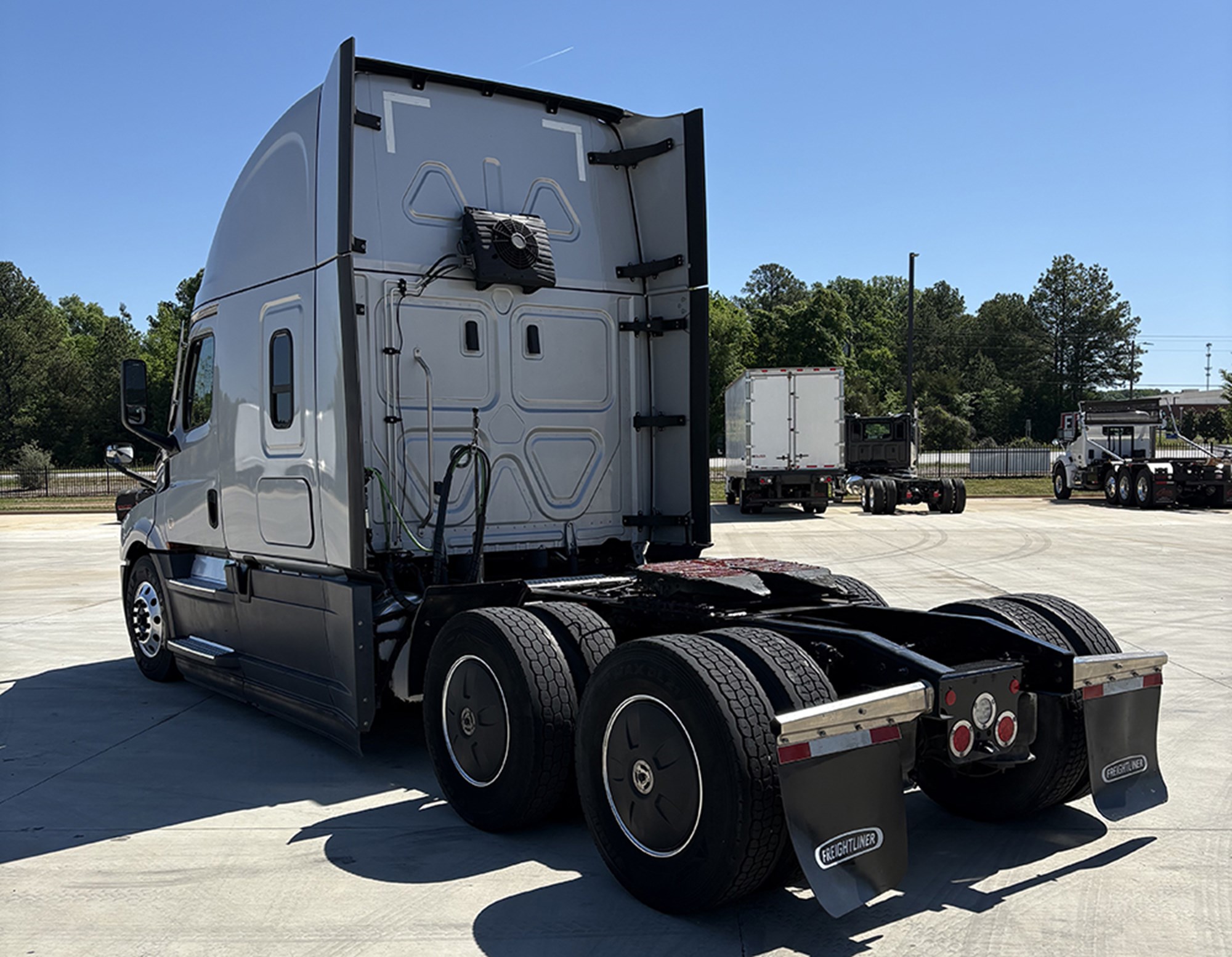 2023 Freightliner Cascadia 126 - image 5 of 6