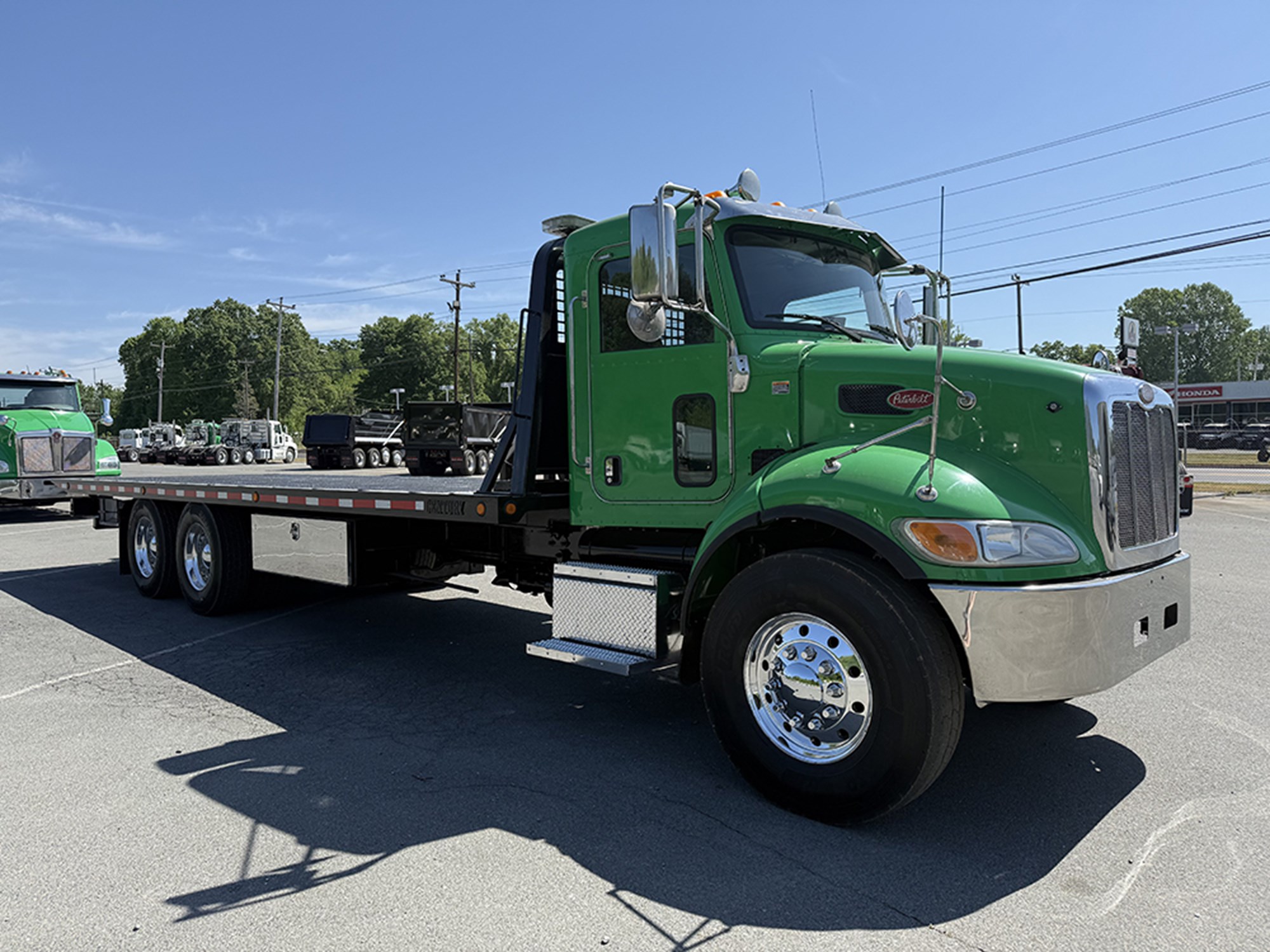 2018 Peterbilt 348 - image 2 of 6