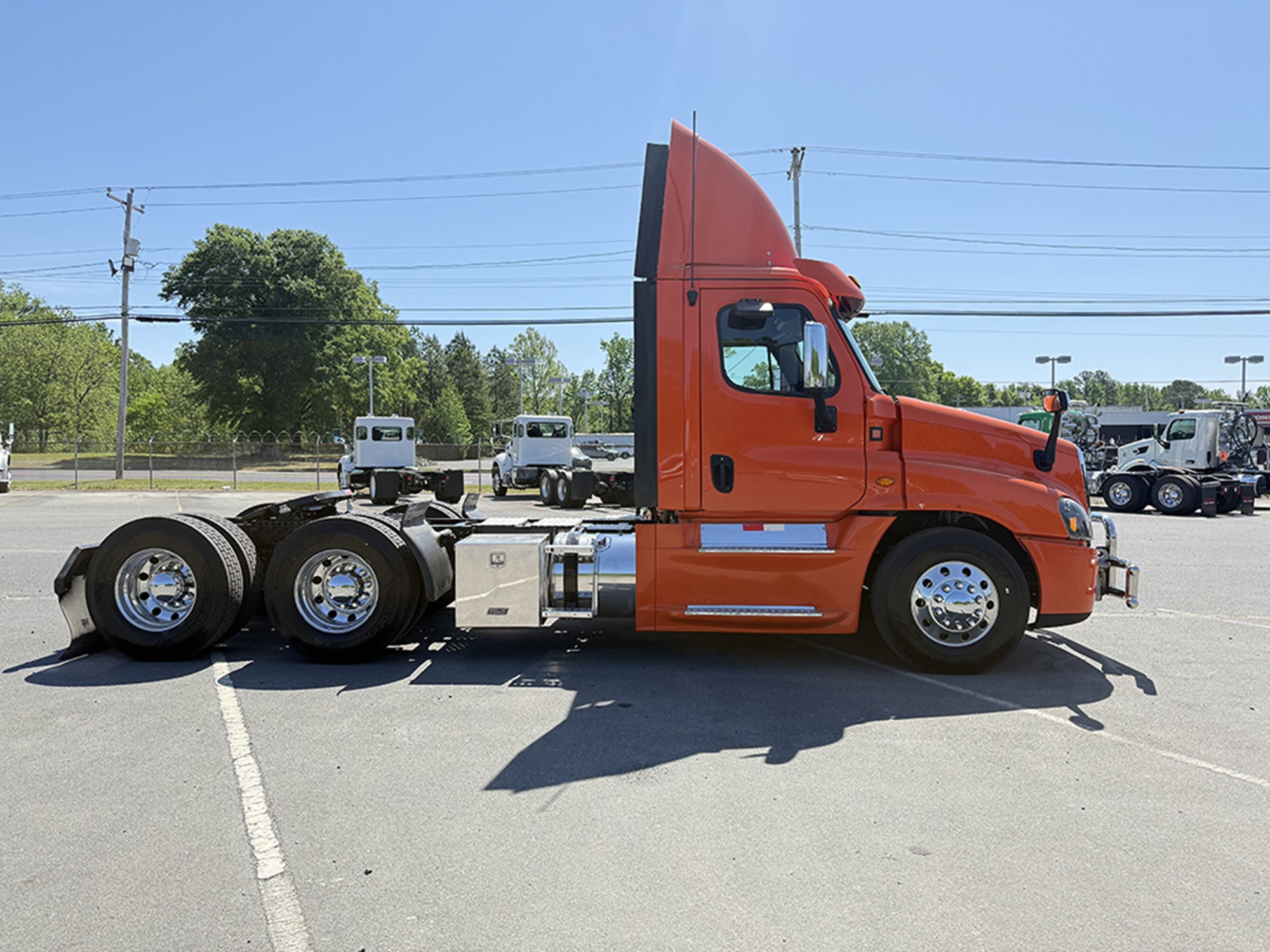 2018 Freightliner Cascadia 125 - image 3 of 6