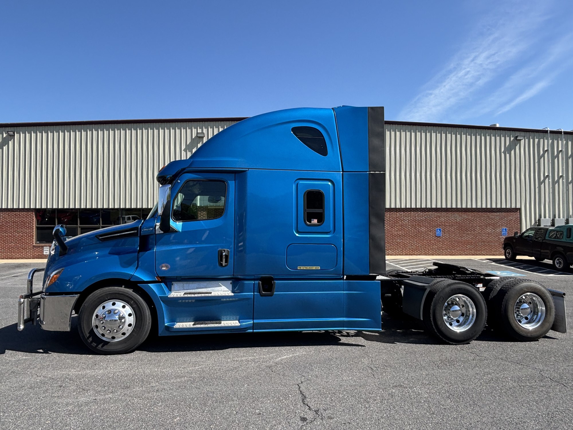 2024 Freightliner Cascadia 126 - image 2 of 6