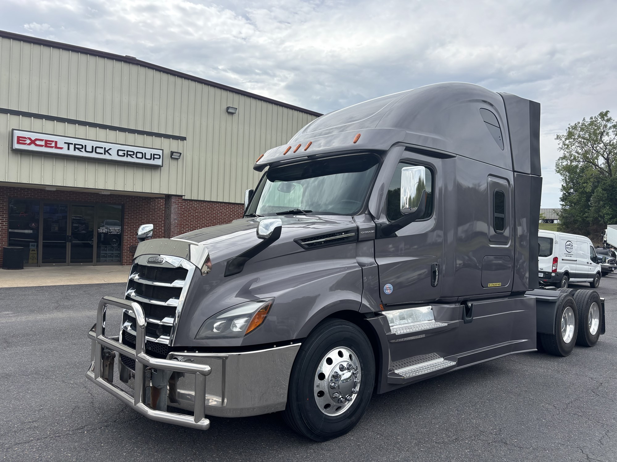 2024 Freightliner Cascadia 126 - image 1 of 6