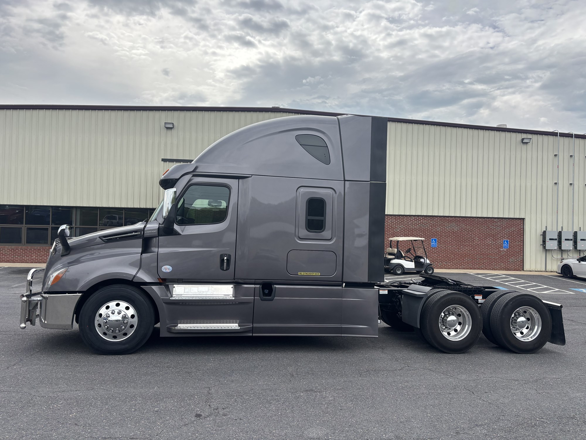 2024 Freightliner Cascadia 126 - image 2 of 6