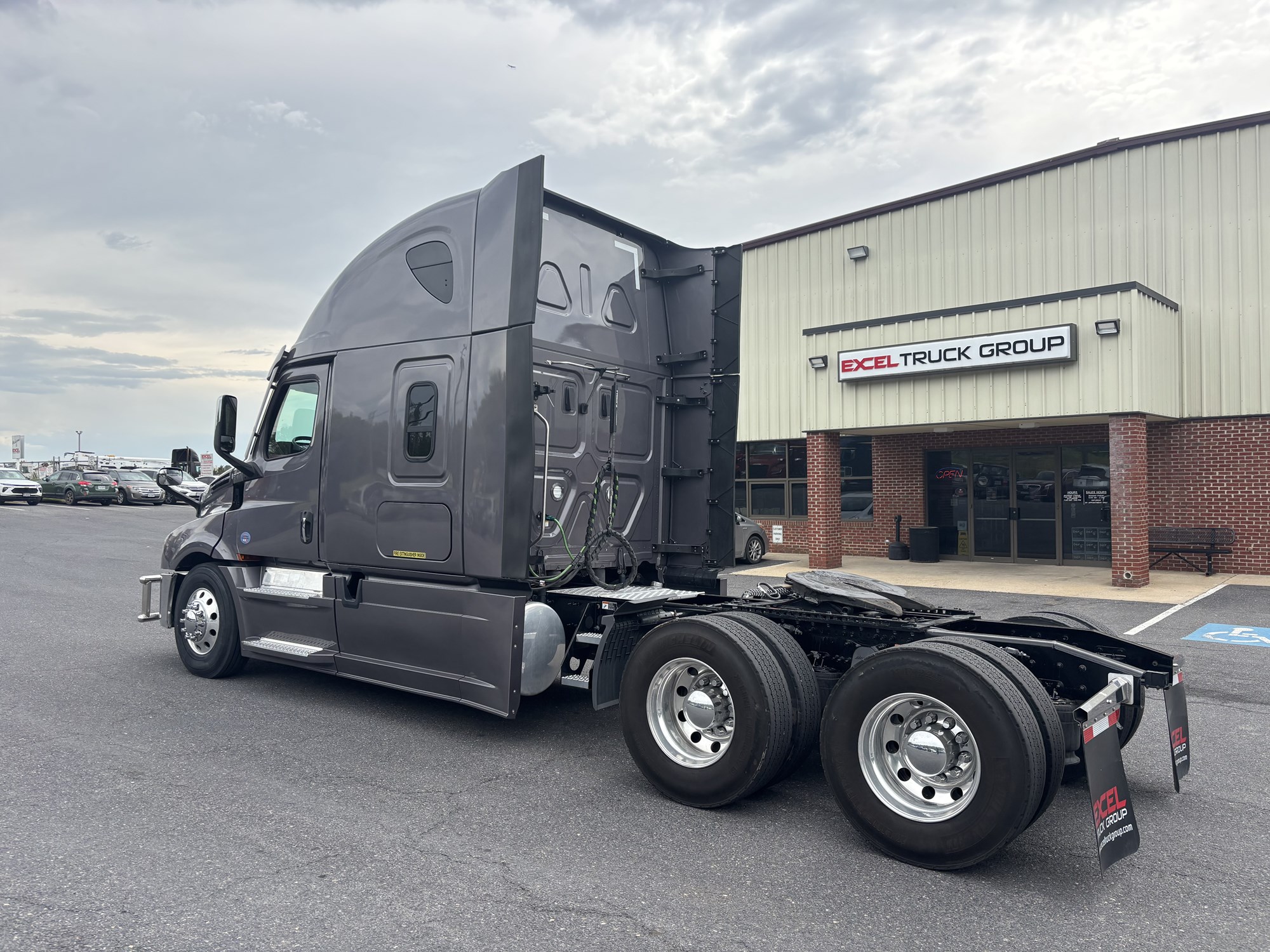 2024 Freightliner Cascadia 126 - image 3 of 6