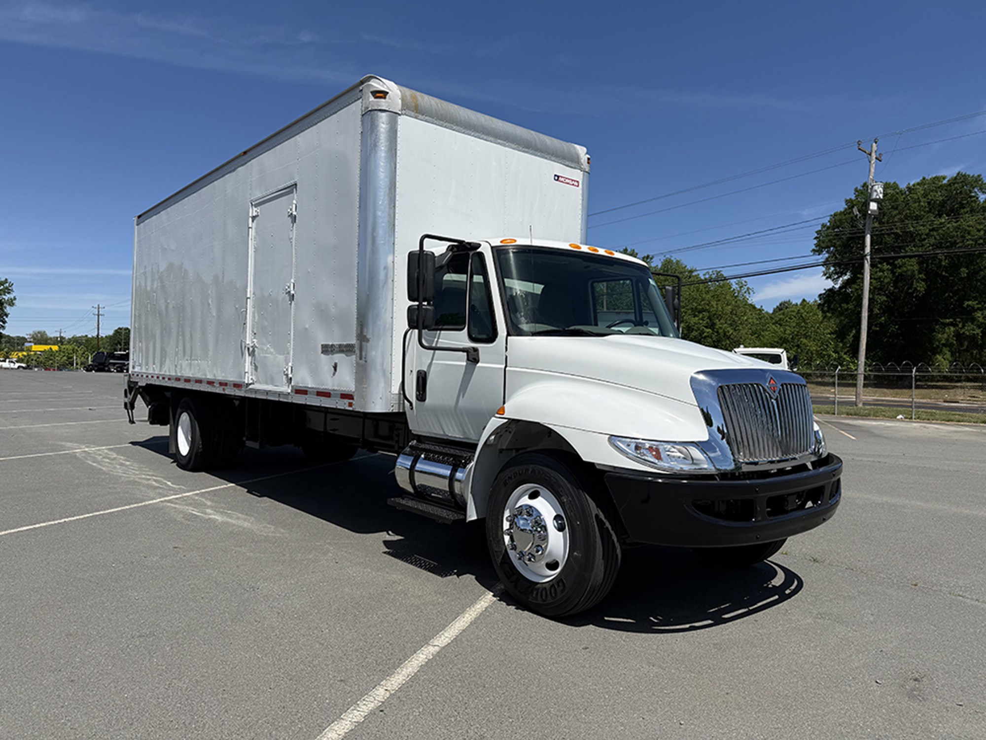2019 International 4300 - image 2 of 6