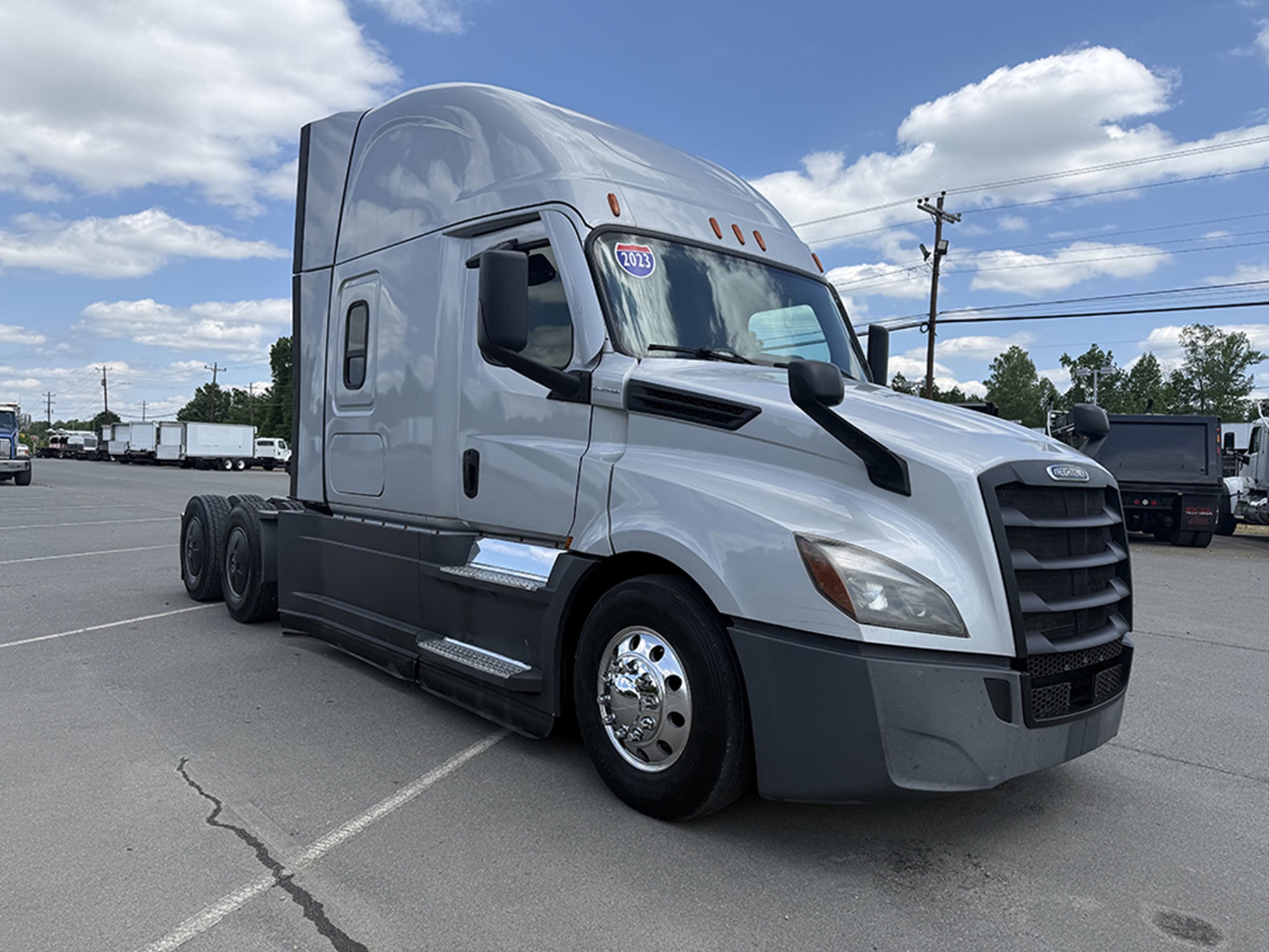 2023 Freightliner Cascadia 126 - image 2 of 6