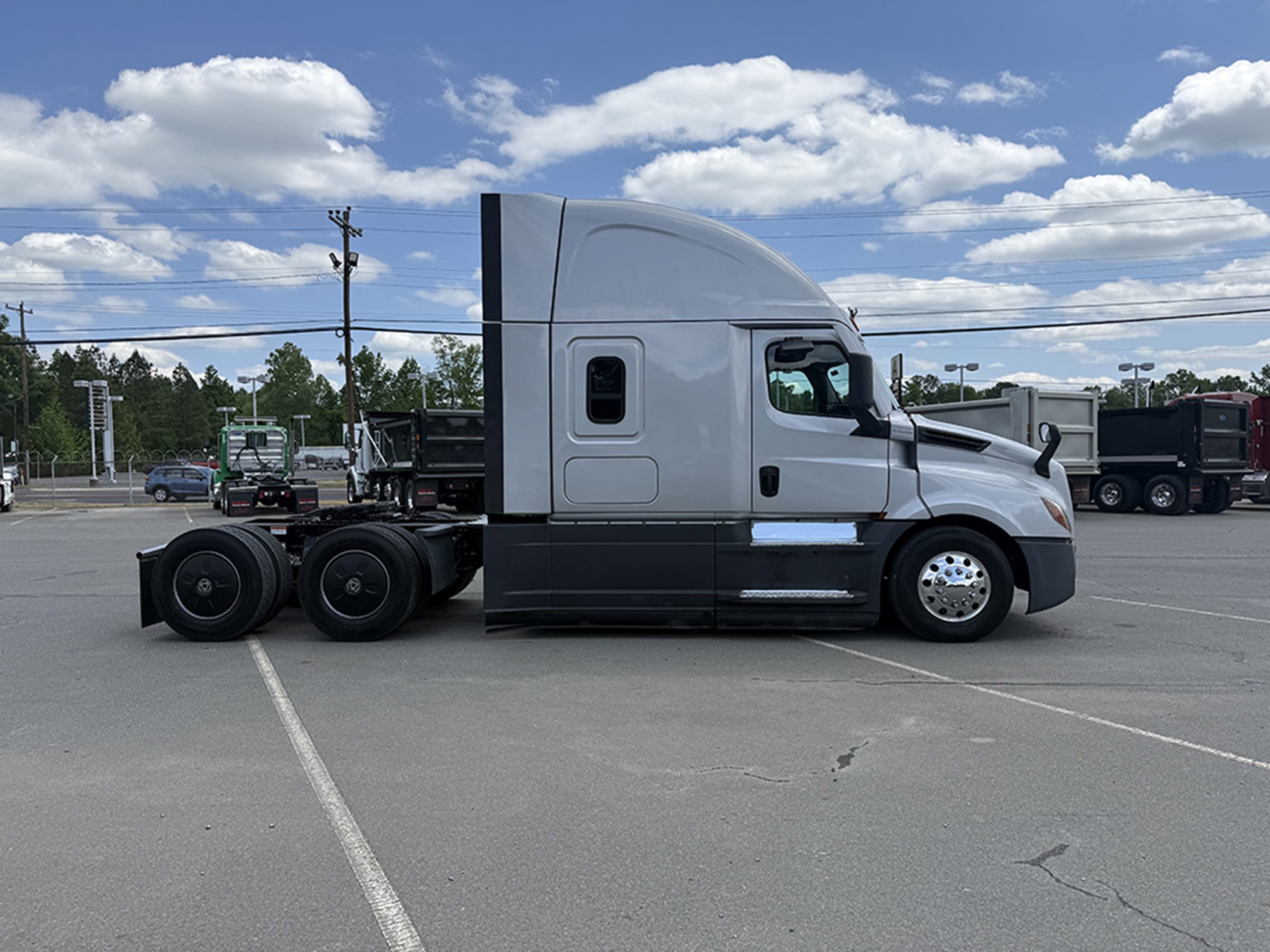 2023 Freightliner Cascadia 126 - image 3 of 6