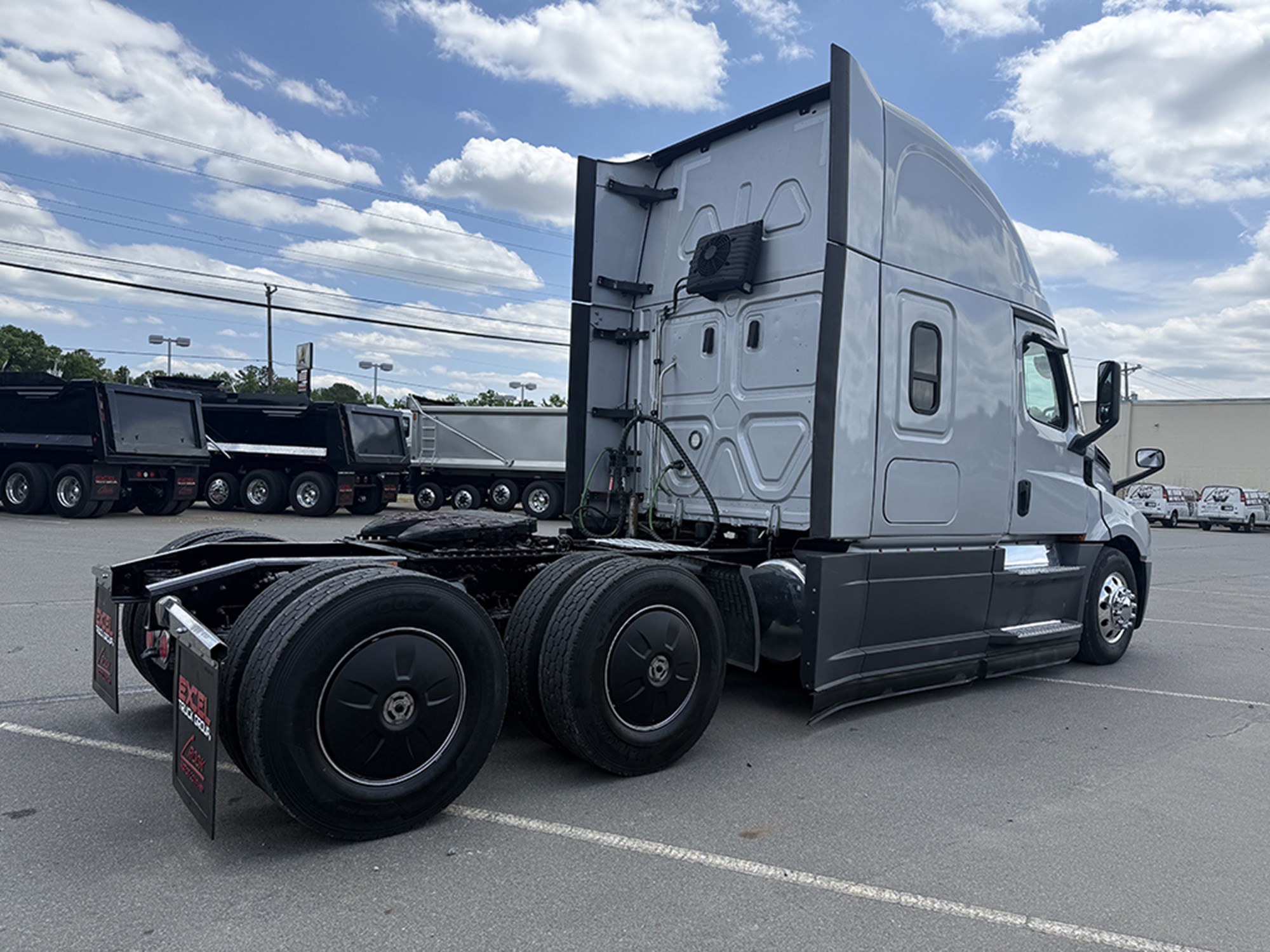 2023 Freightliner Cascadia 126 - image 4 of 6