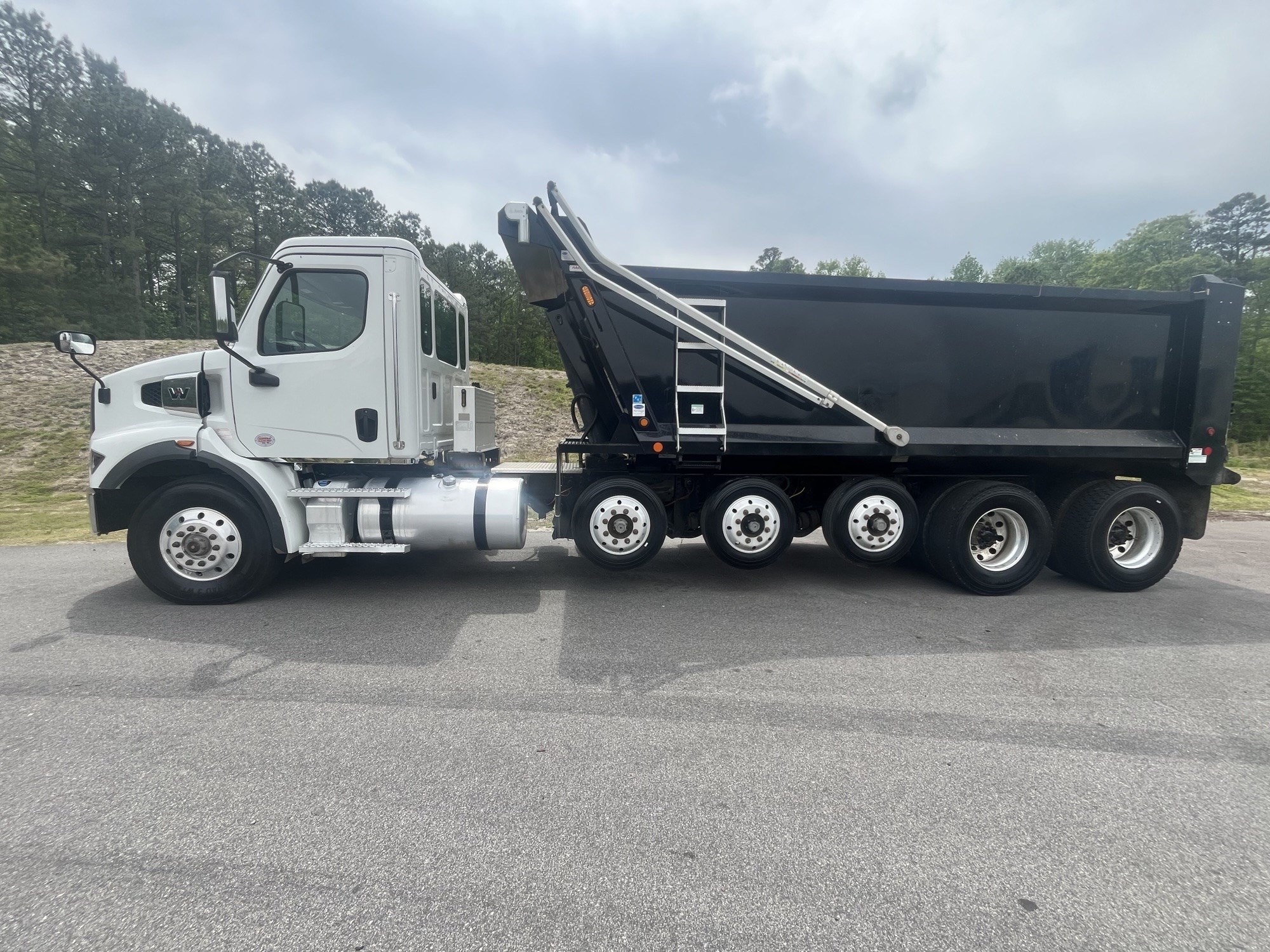 2025 Western Star 47X - image 2 of 6