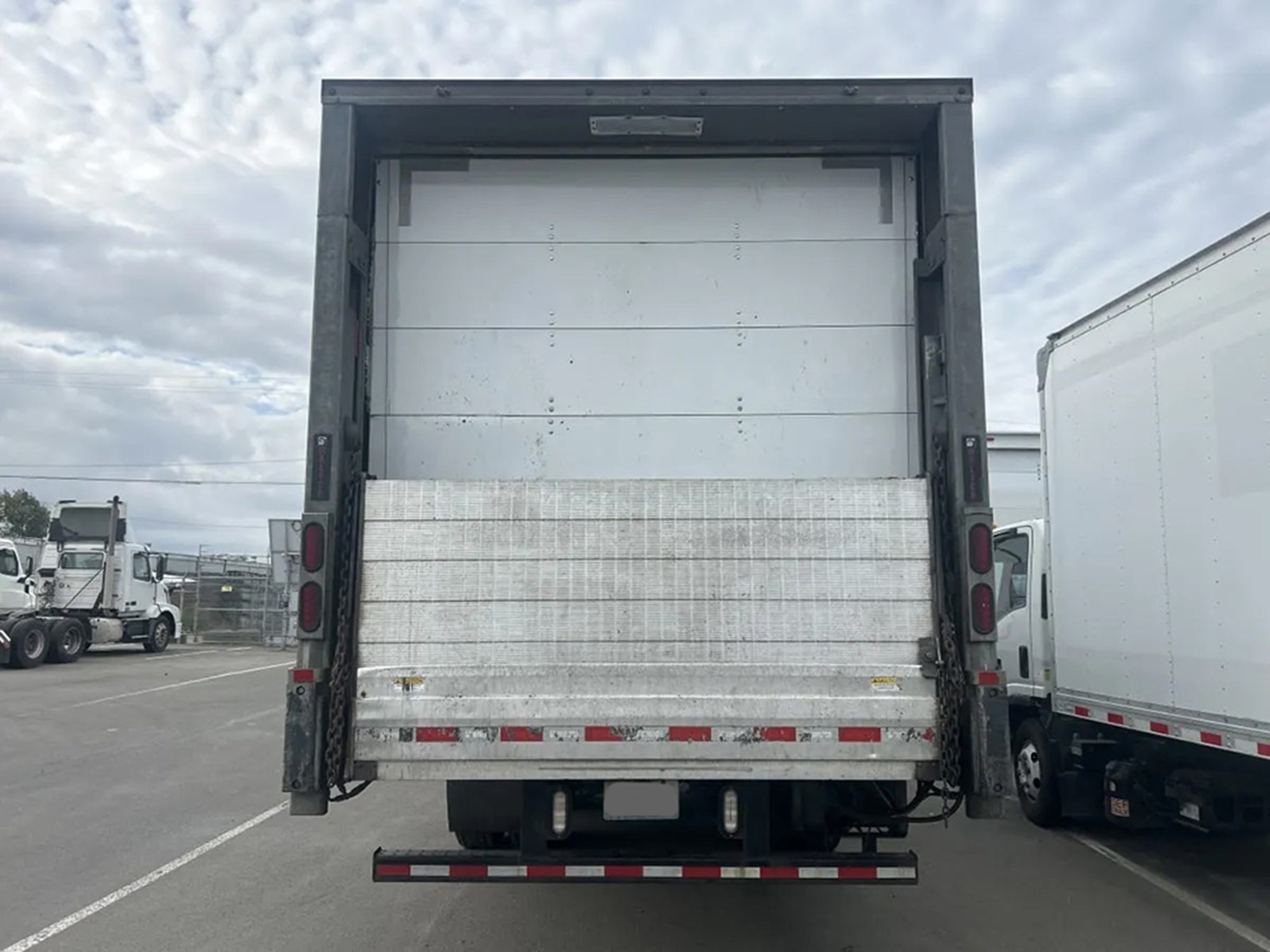 2018 Freightliner M2 - image 3 of 6