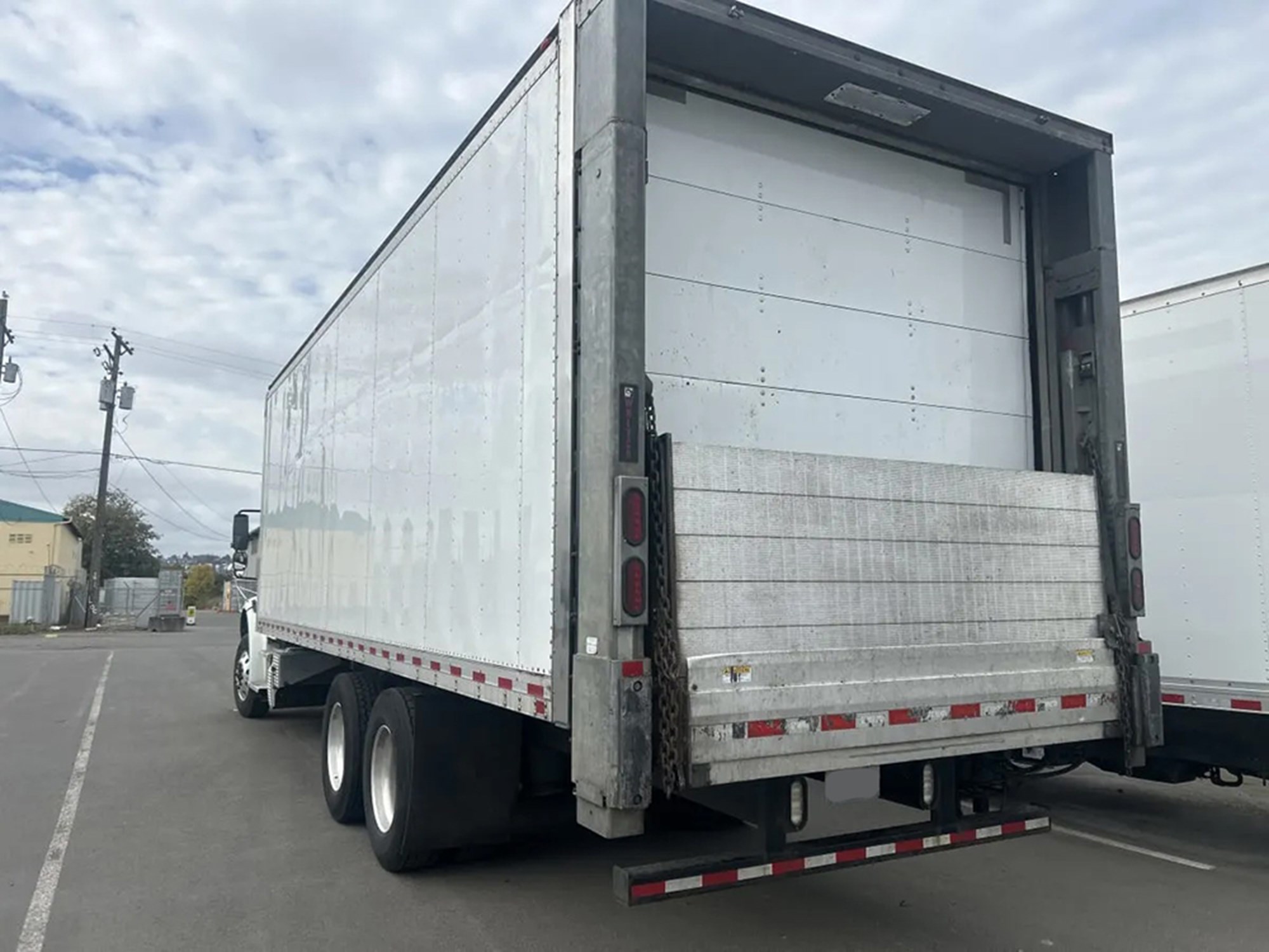 2018 Freightliner M2 - image 4 of 6