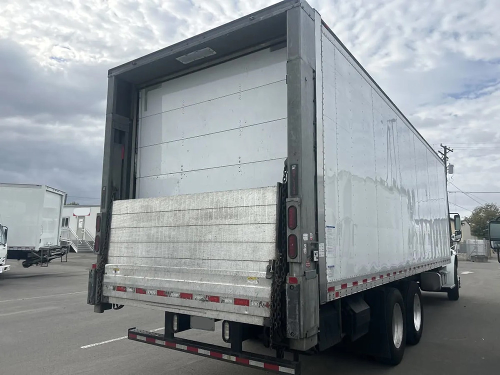 2018 Freightliner M2 - image 5 of 6
